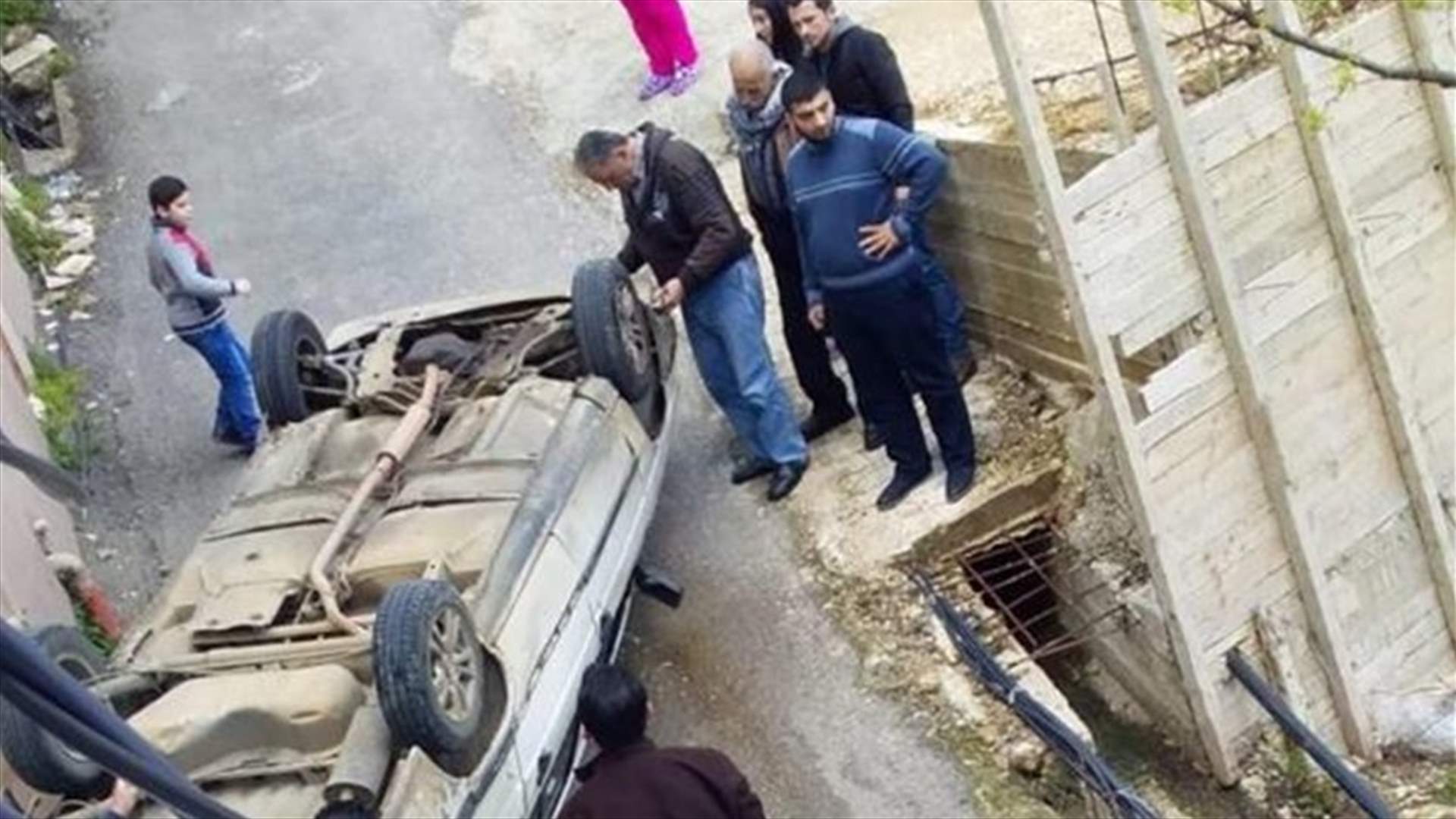 جريح بحادث سير على طريق الضنية طرابلس وانقلاب سيارة في حقل العزيمة (صورة)