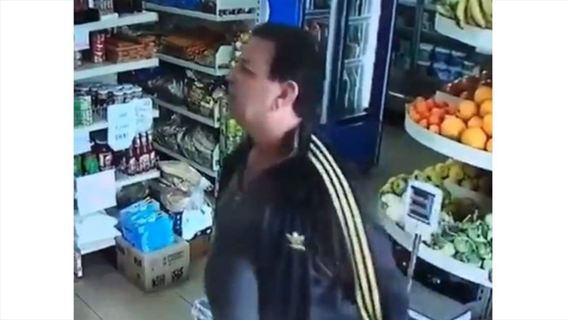 رجل يسرق 5 "كروز دخان" في بلدة بسوس (فيديو)