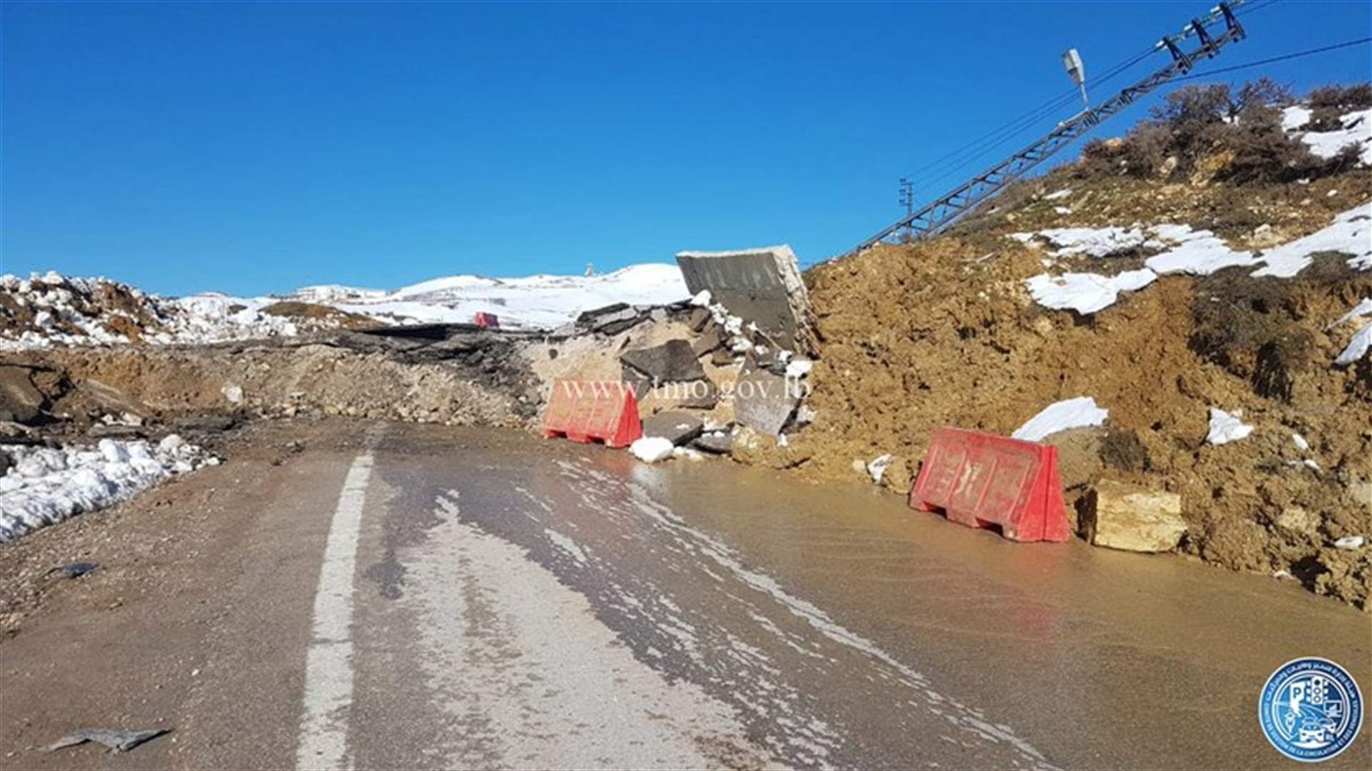 طريق ترشيش زحلة مقطوعة بسبب انجراف التربة والصخور (صور)