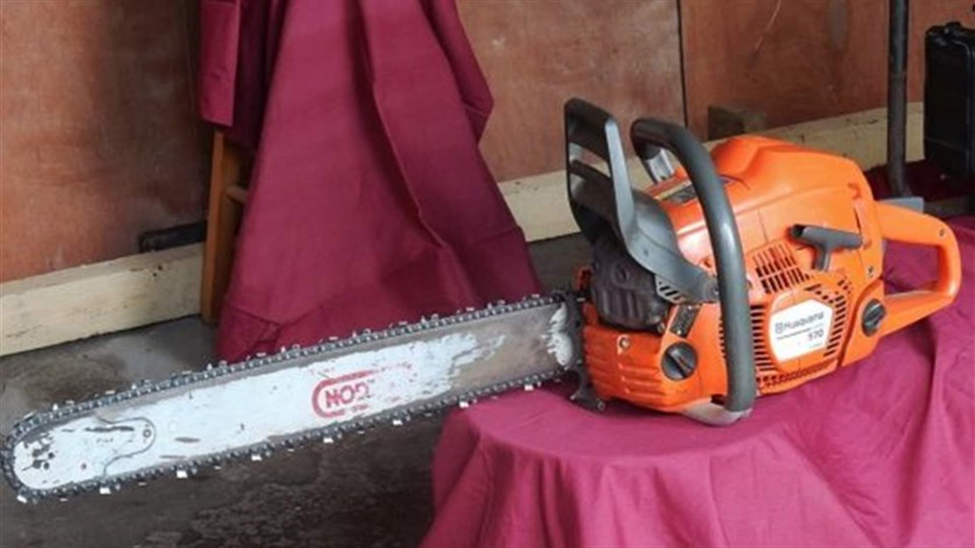شقّ وجهه ولسناه بالمنشار الكهربائي... ثمّ نقل نفسه إلى المستشفى (صورة)