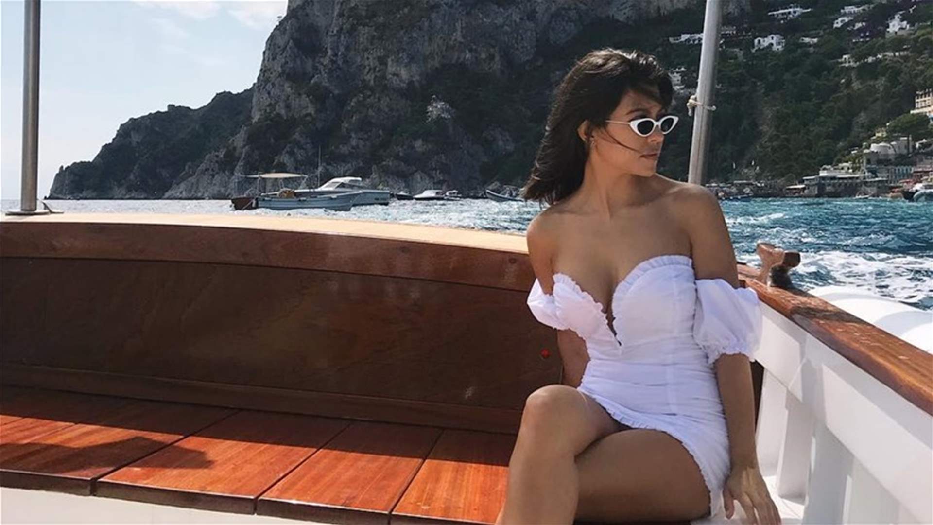 كورتني كارداشيان عارية في حوض الاستحمام مع فنجان من الشاي (صورة)