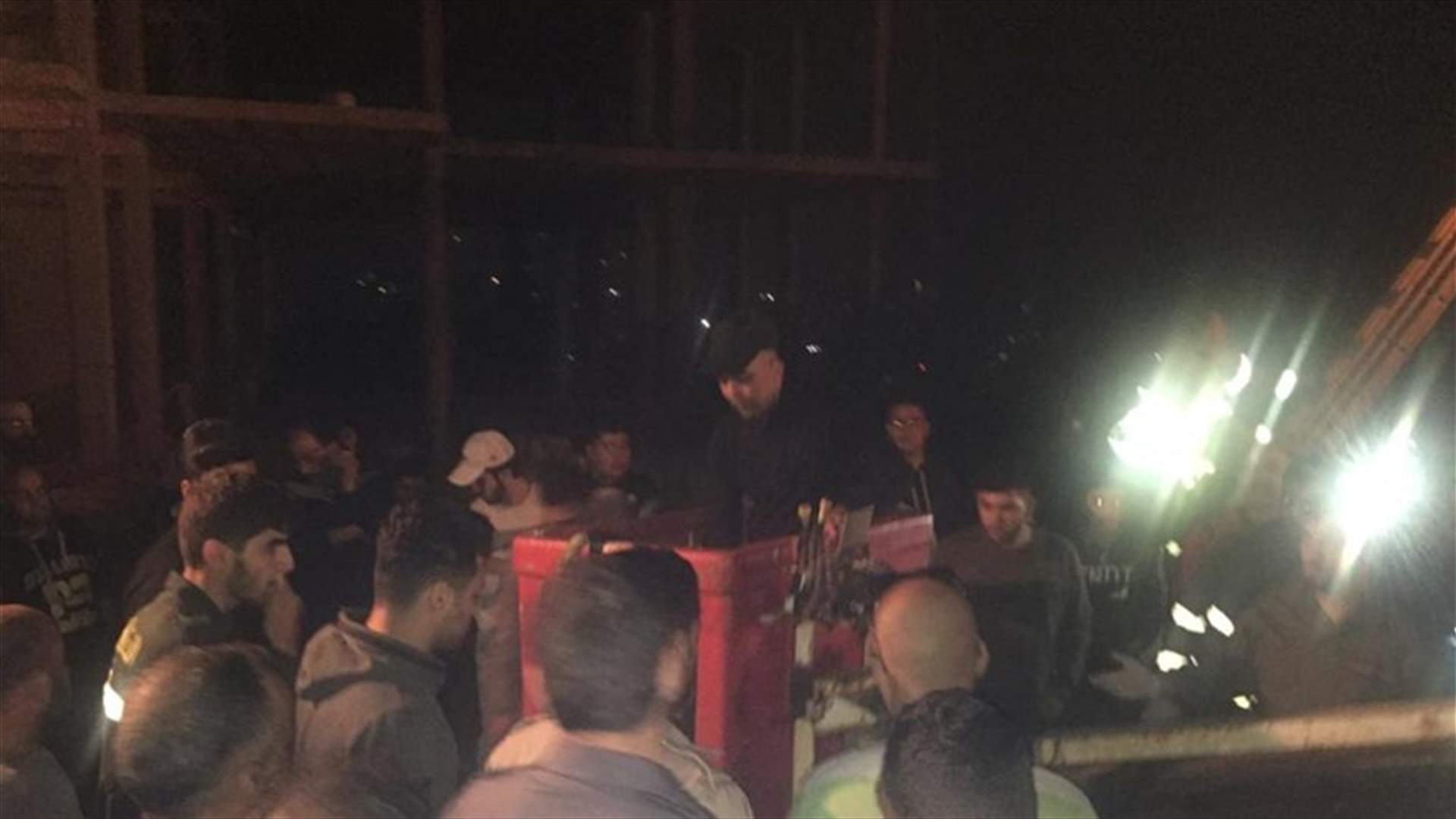 اصابة موظف في كهرباء لبنان بعد انفجار محول زيت اثناء اصلاحه على اتوستراد كفرمان
