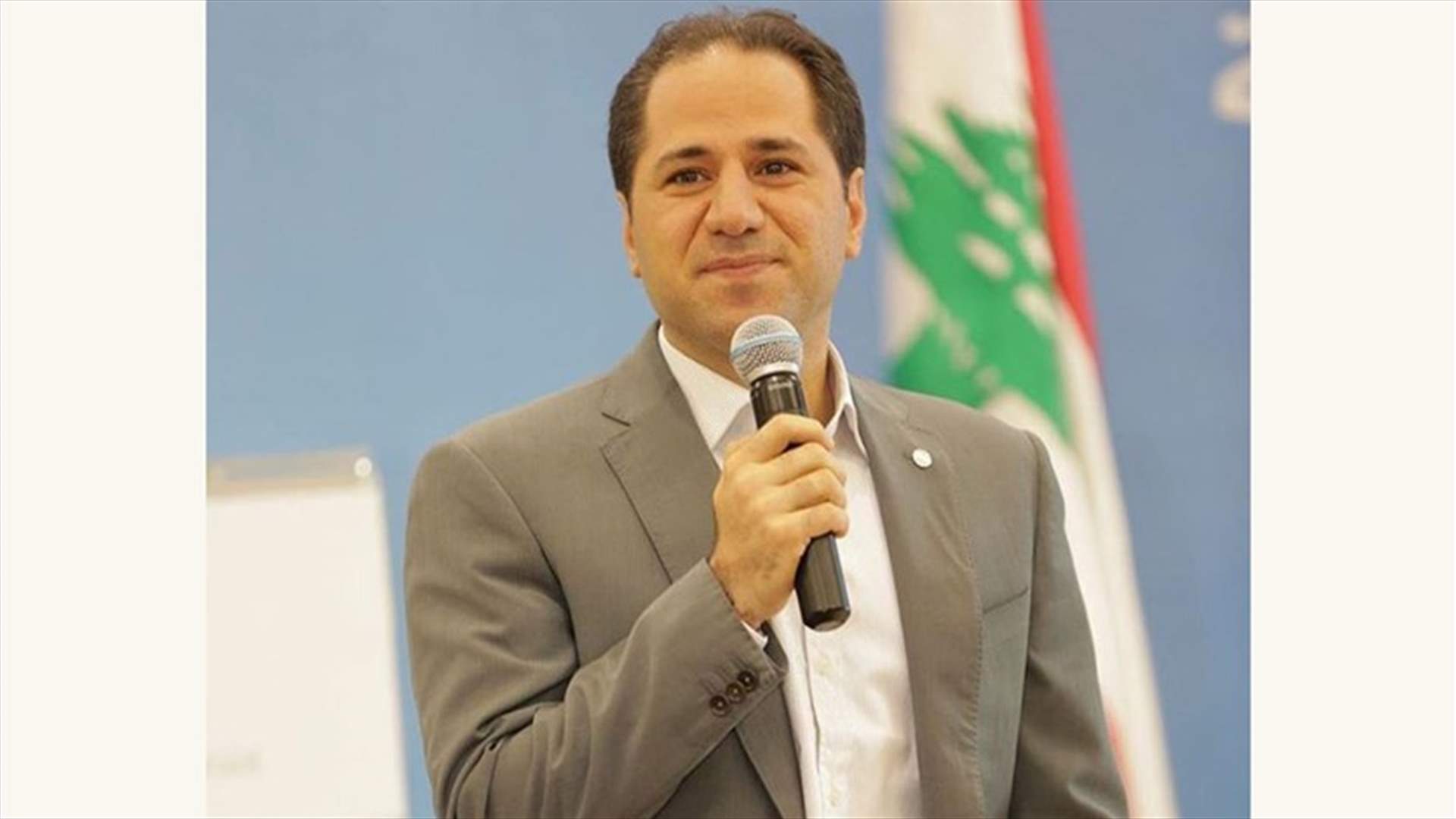 سامي الجميل يحتضن ابنته... في الصورة الأولى بعد ولادتها