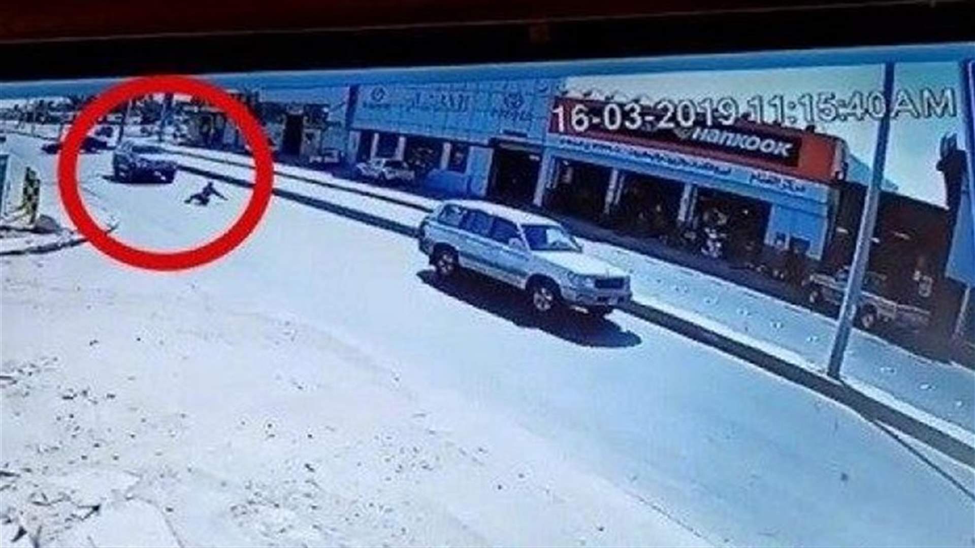 رمى بنفسه أمام سيارة مسرعة... فيديو وثّق اللحظة الصادمة!