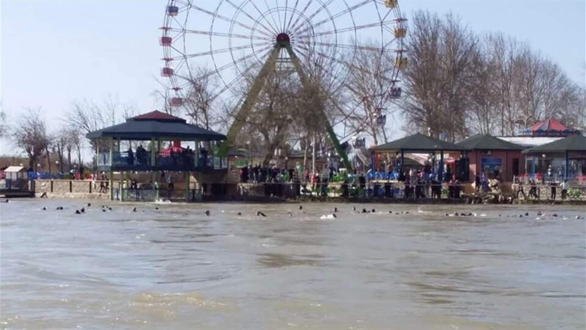 وفاة عشرات الأشخاص إثر غرق عبارة في نهر دجلة في الموصل (صور)
