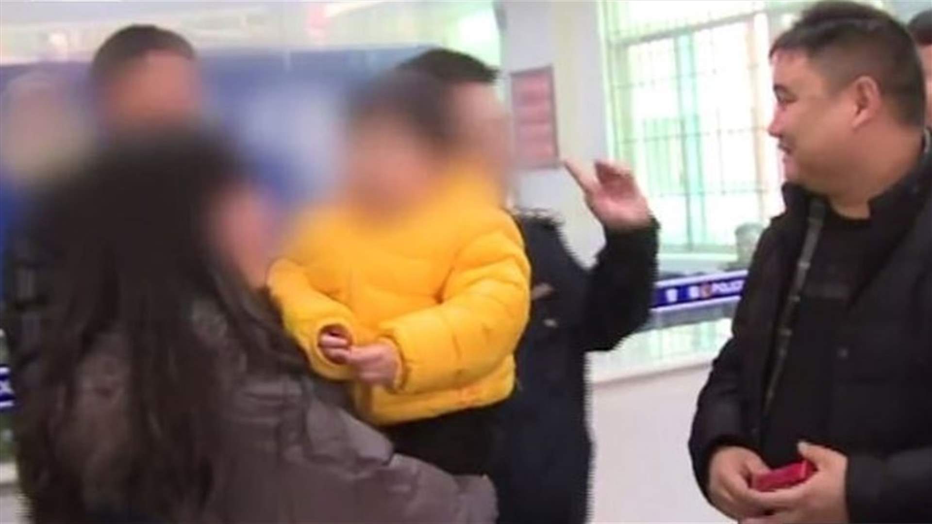 أب يبيع ابنته من أجل لعب القمار... فيديو صادم