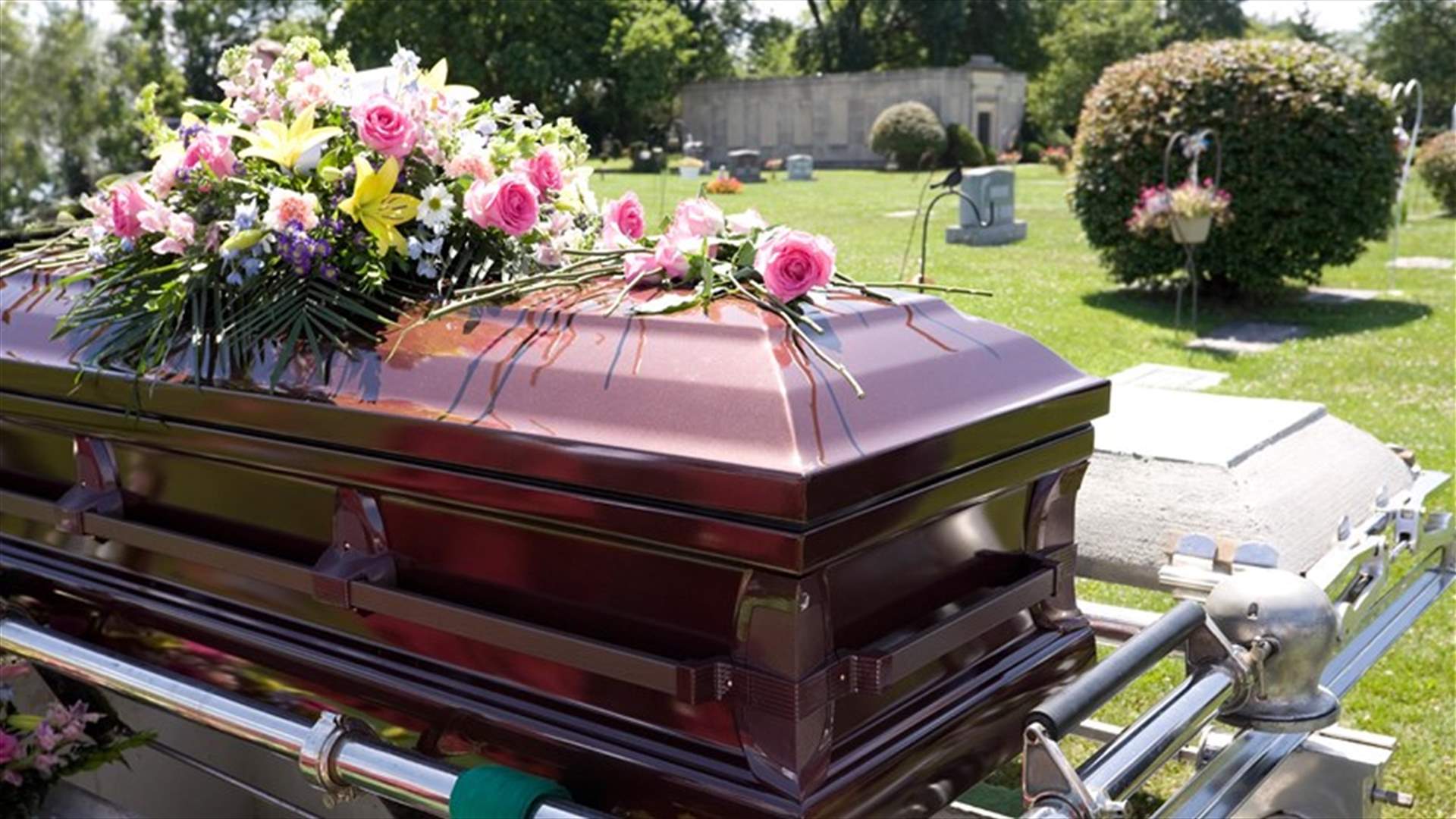 عائلة انتظرت جثة ابنها القادمة من السعودية... لكن الصدمة كانت بعد فتح النعش!