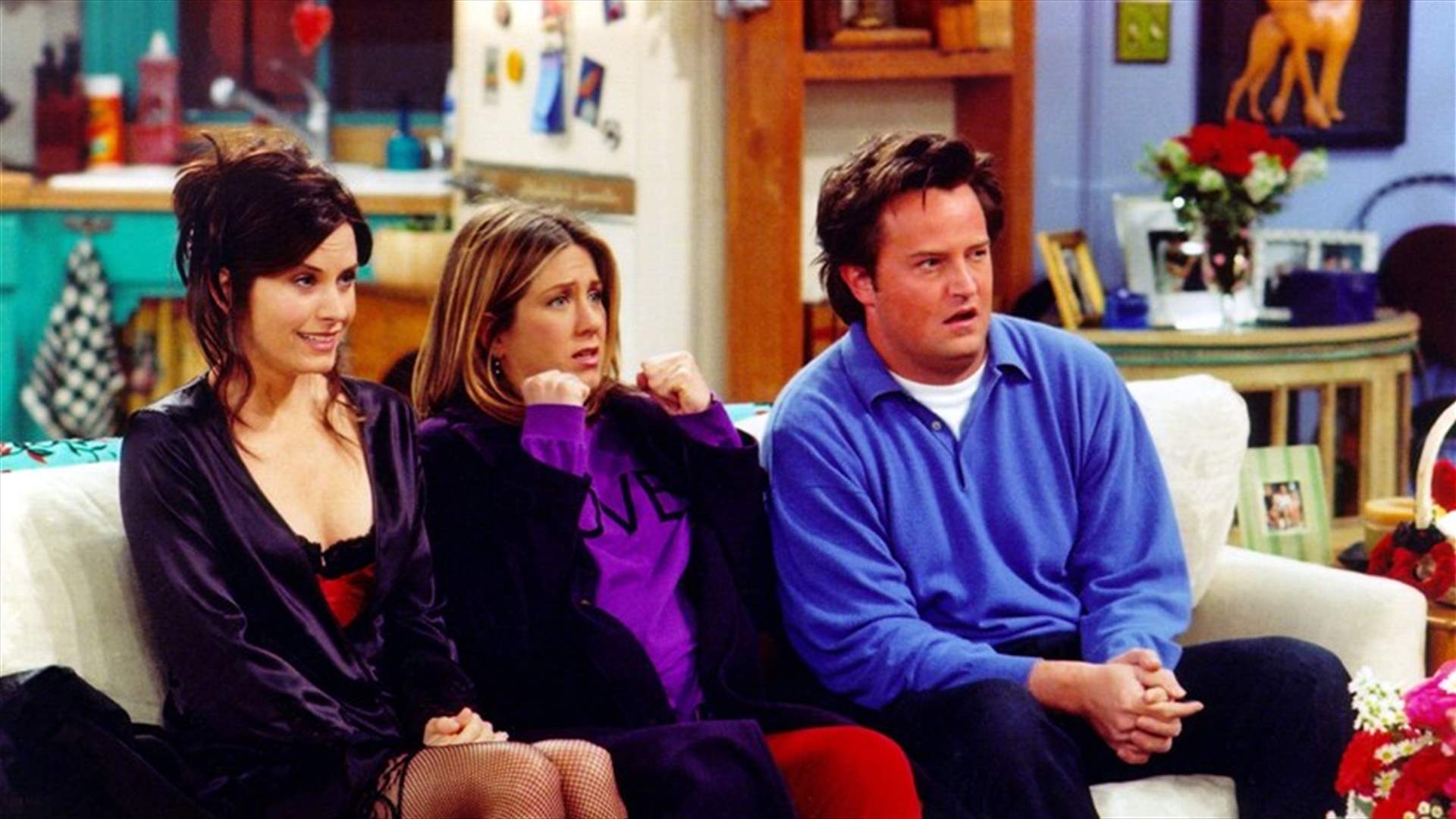 كورتني كوكس تعود إلى شقتها القديمة في مسلسل Friends الشهير (فيديو)