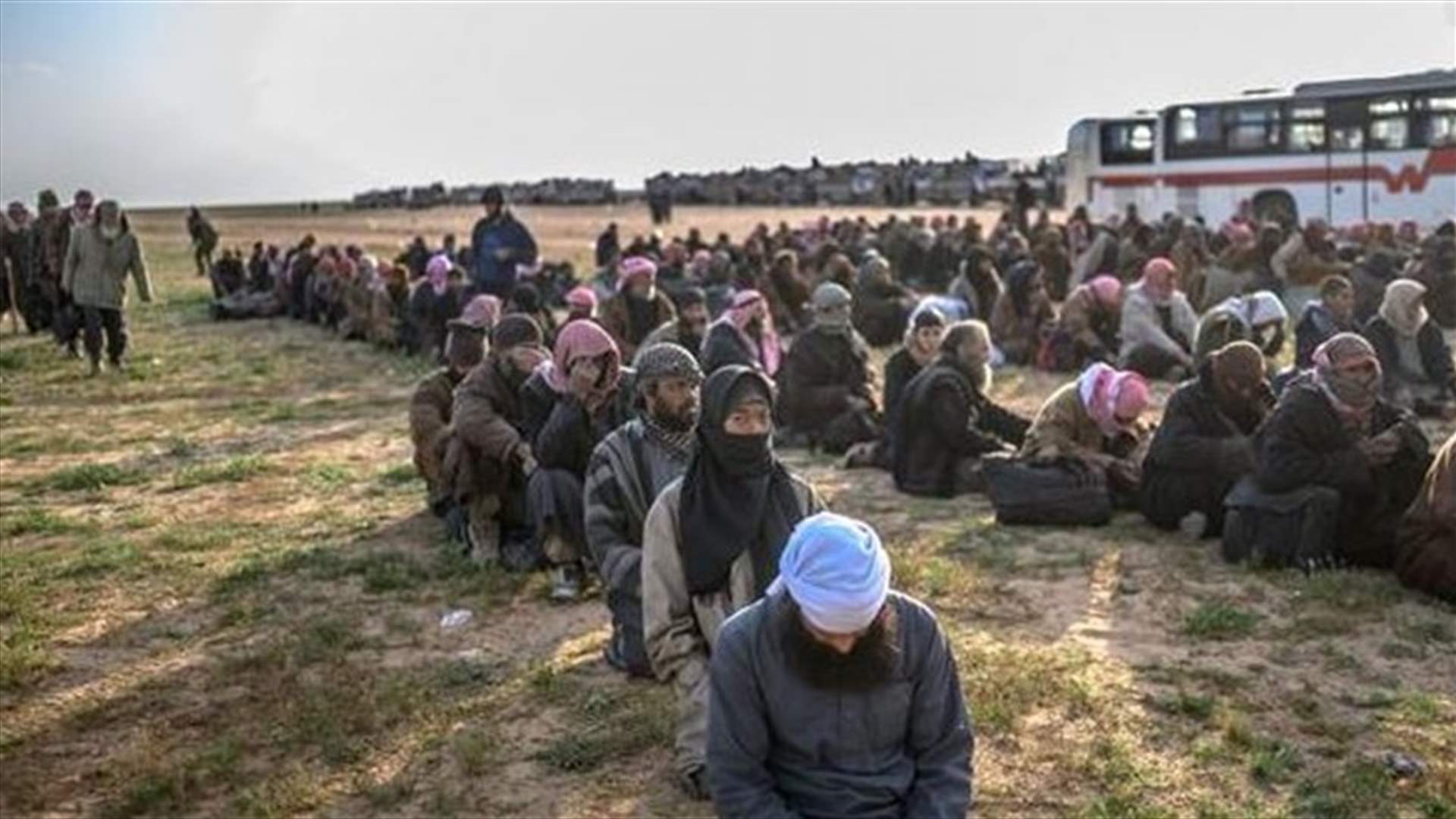 استسلام  مسلحين من داعش بعد خروجهم من أنفاق في الباغوز