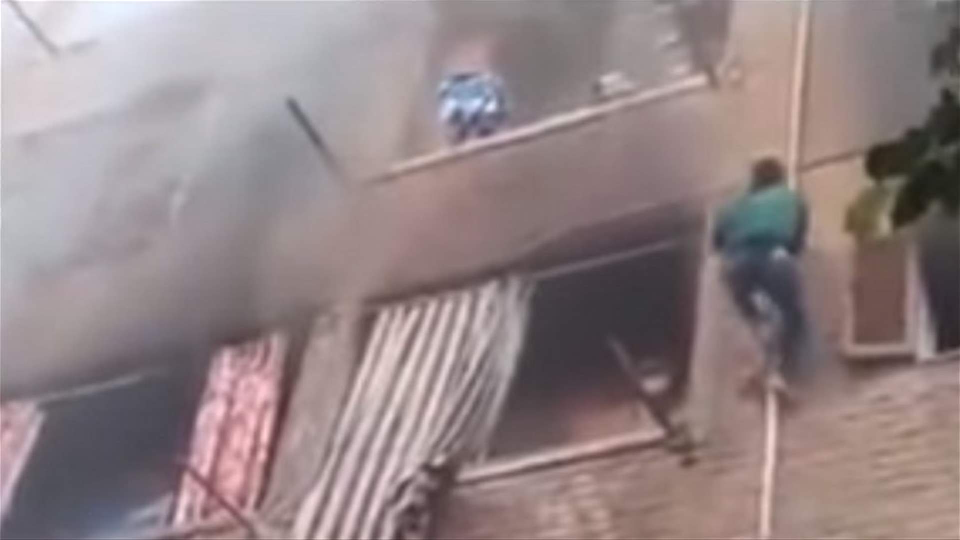 قدرات خارقة لشاب تنقذ 3 أطفال من حريق هائل (فيديو)