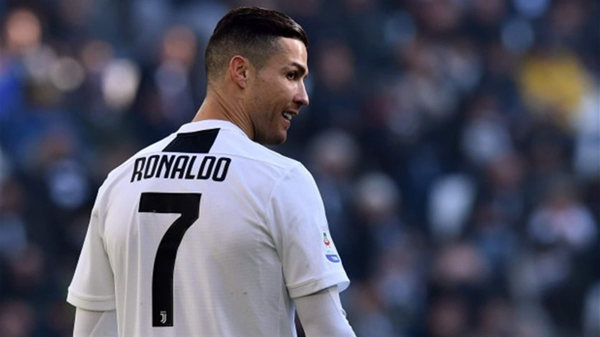 ردّ فعل غريب من رونالدو بعد تقديم قميص ريال مدريد له (فيديو)