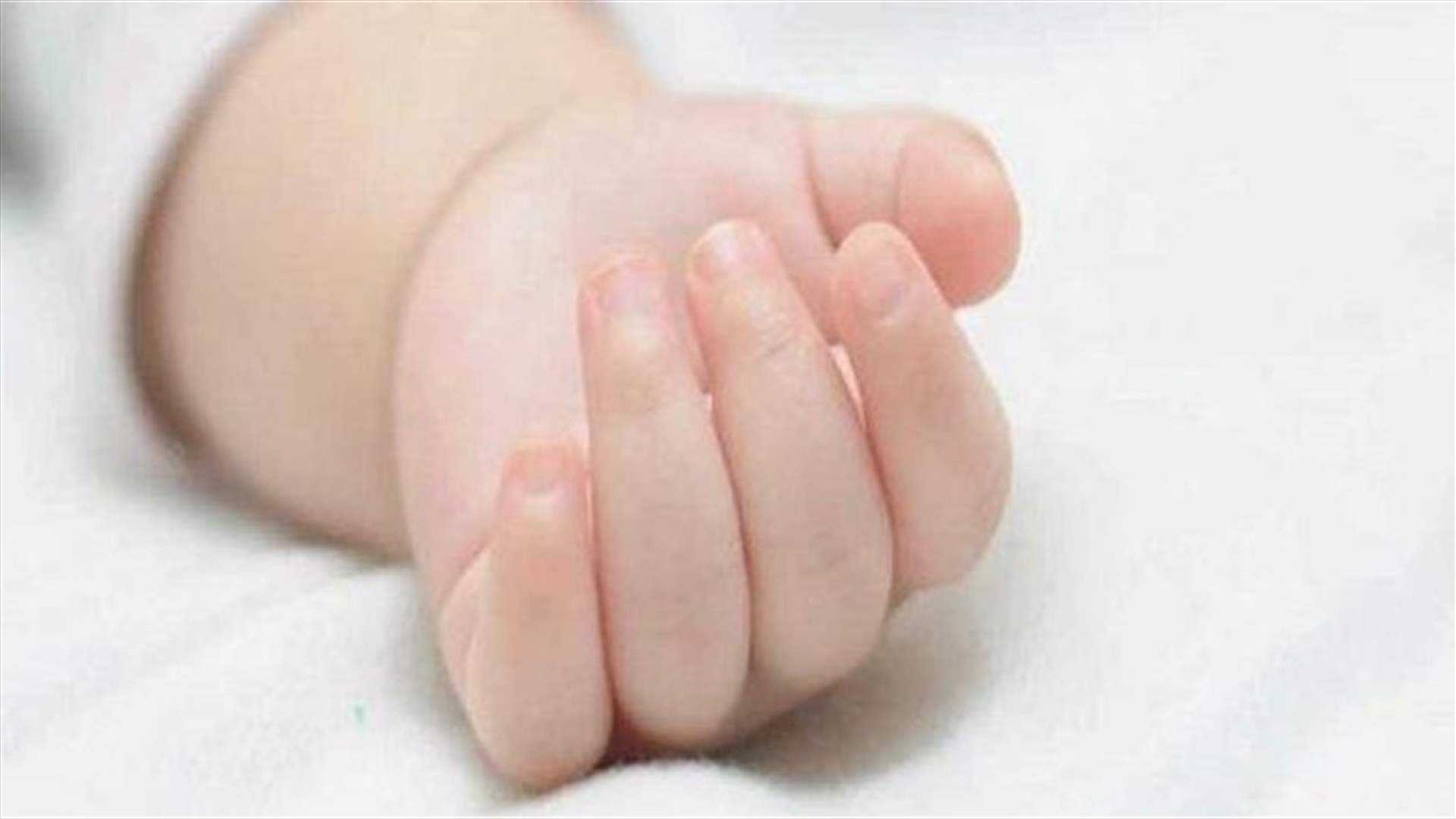 العثور على طفل حديث الولادة على اوتوستراد المنية الضنية