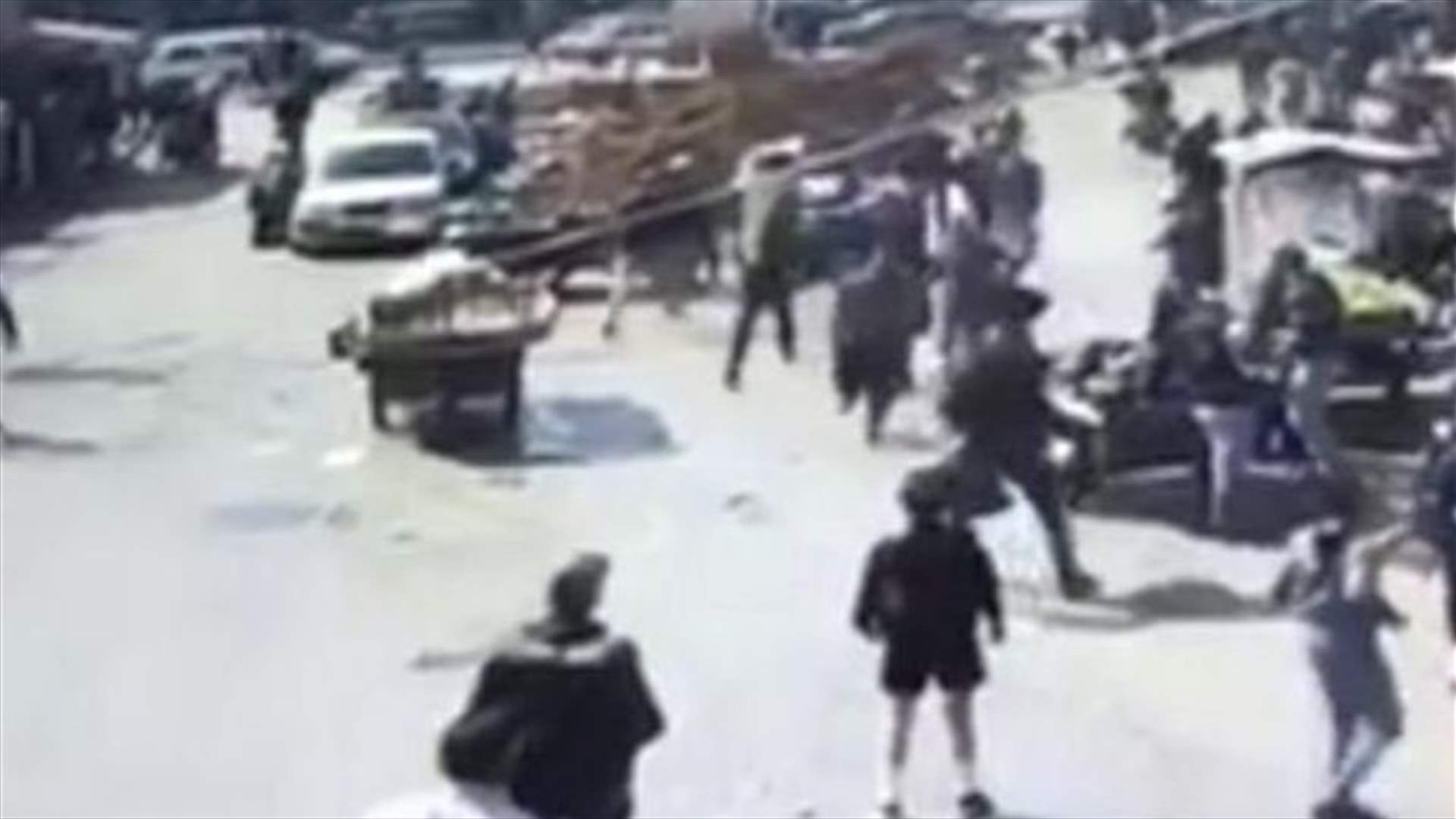 بقبضة قوى الأمن بعدما صدم فتاة وهدد بتفجير قنبلة يدوية (صور)