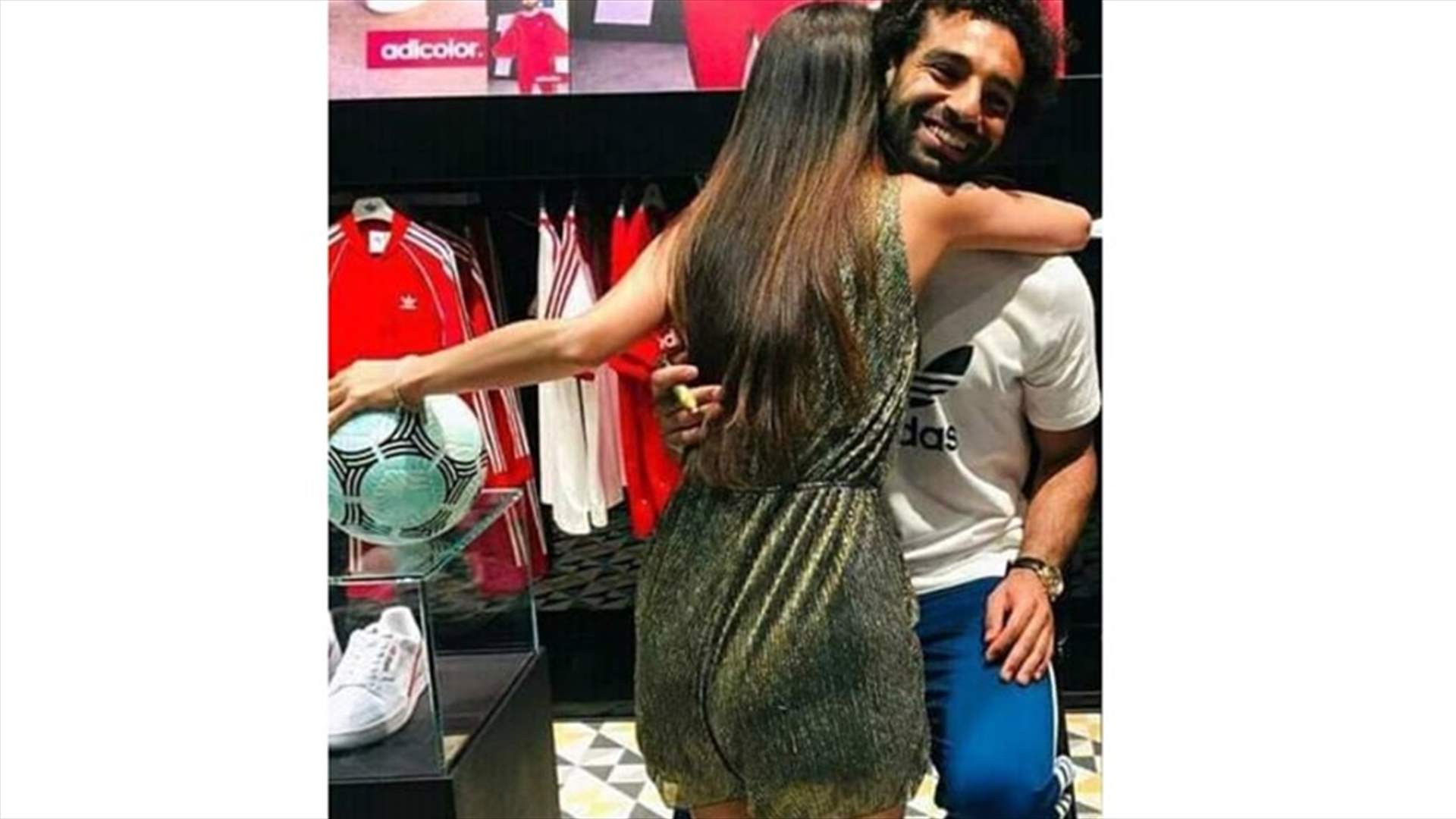 كيف ردّت والدة محمد صلاح بعد انتشار صورته وهو يعانق معجبة؟ (صورة)
