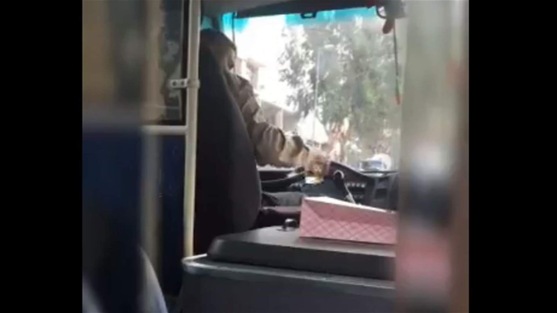 سائق باص يشرب الكحول اثناء القيادة... ومفرزة سير الجديدة في المرصاد (فيديو)