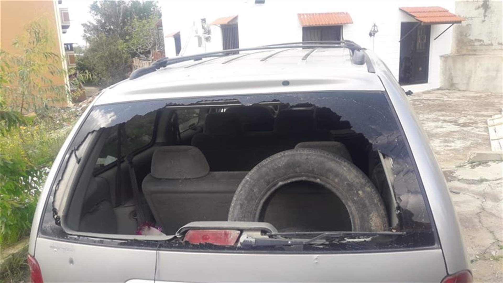 مجهولون ألقوا قنبلة على سيارة في طيردبا... والأضرار مادية