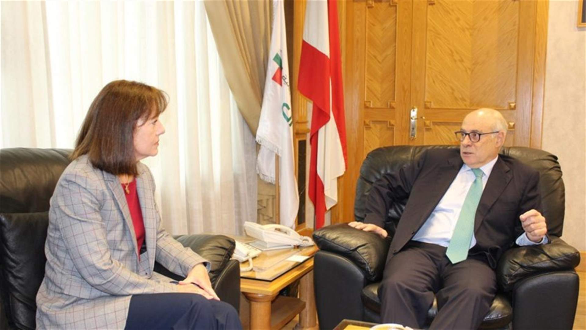 السفيرة الأميركية "ع الدرج"