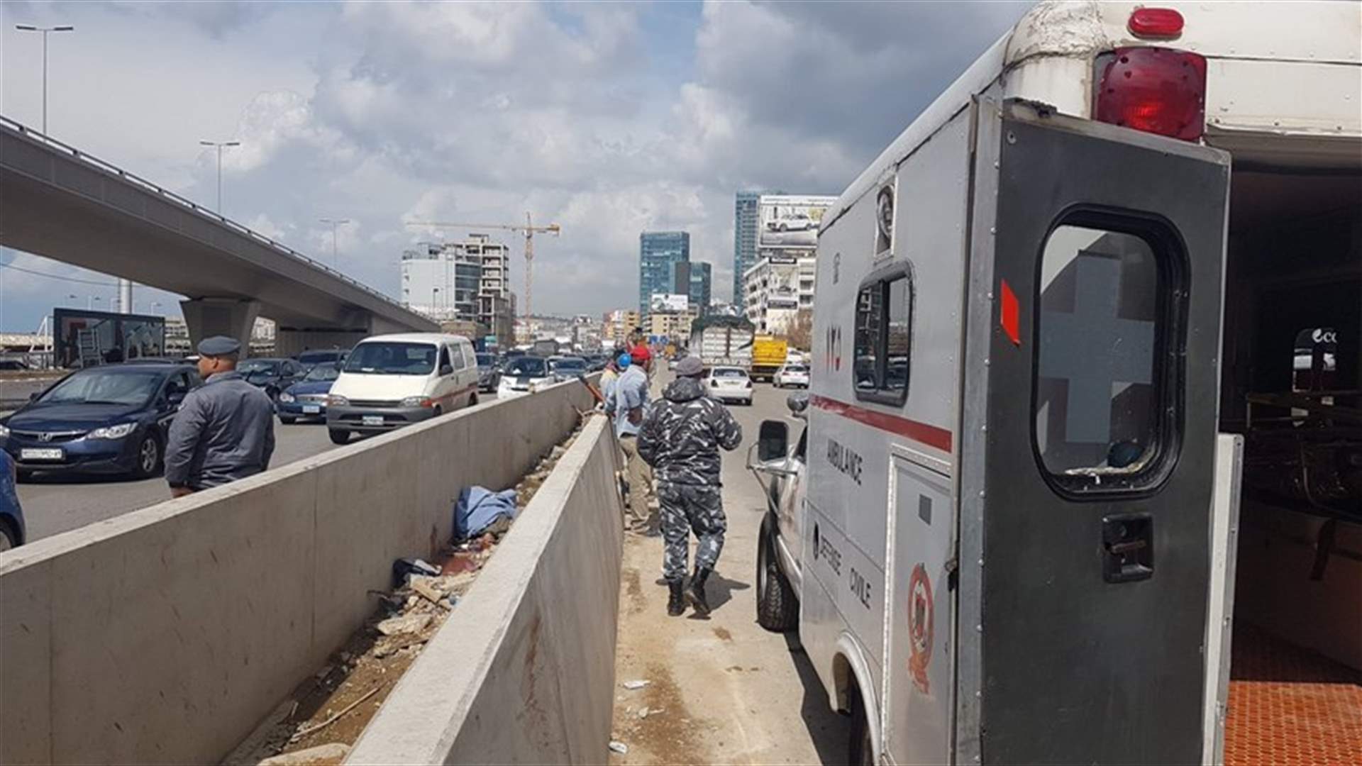 وفاة مواطن صدما خلال عمله على صيانة حاجز أوتوستراد جل الديب...