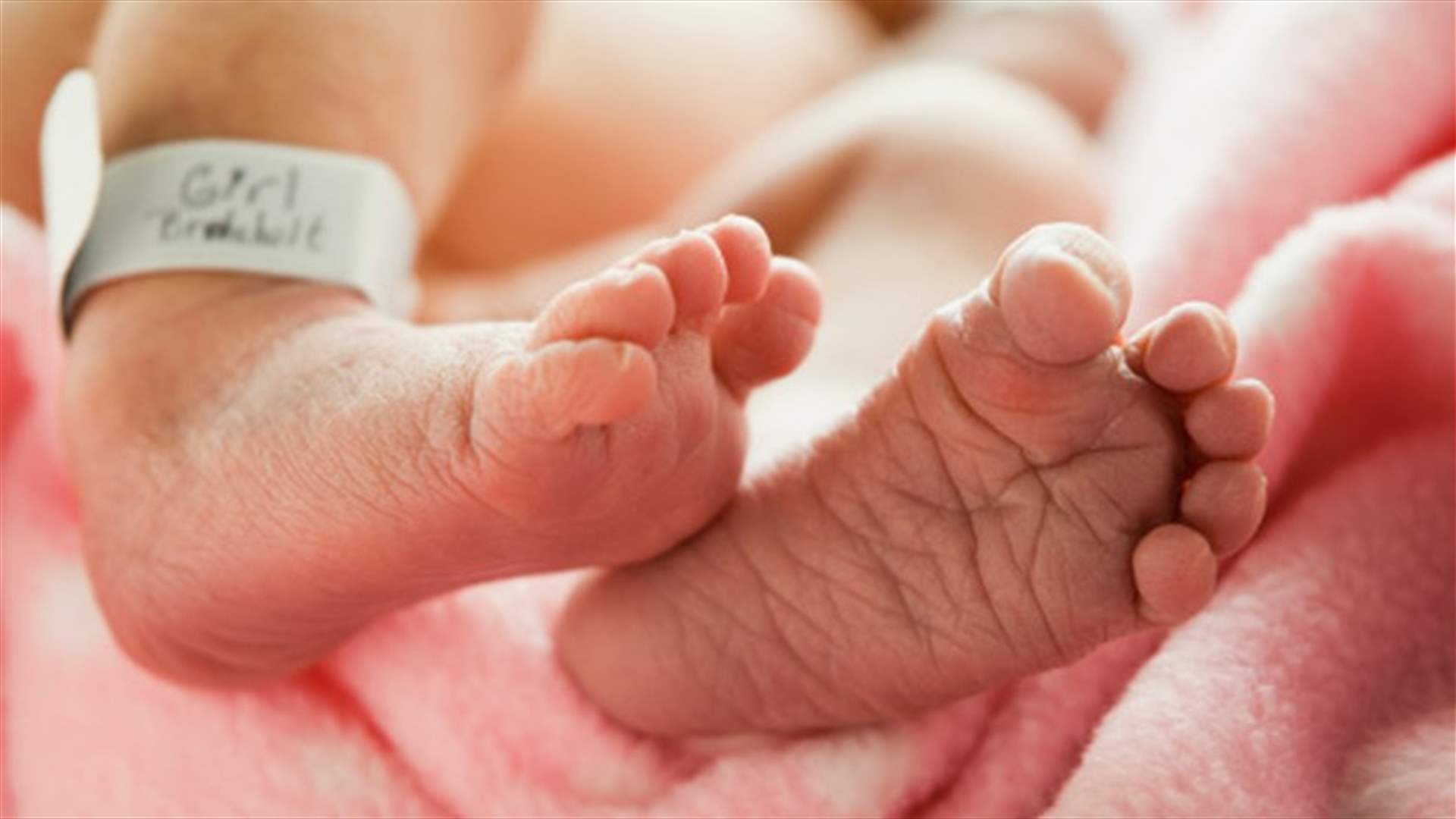 أنجبت طفلها الأوّل وبعد 26 يوماً... أنجبت توأماً