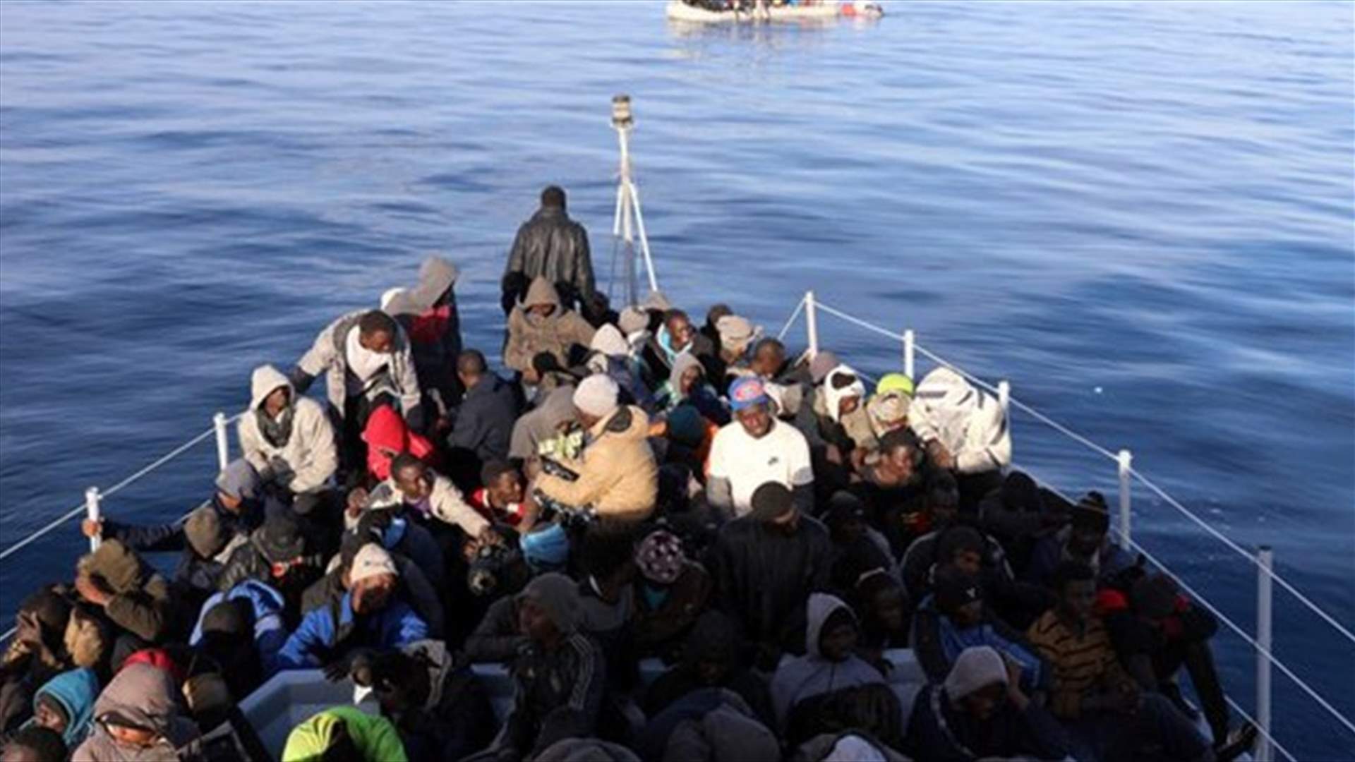مهاجرون يخطفون سفينة شحن تجارية أنقذتهم قبالة ليبيا