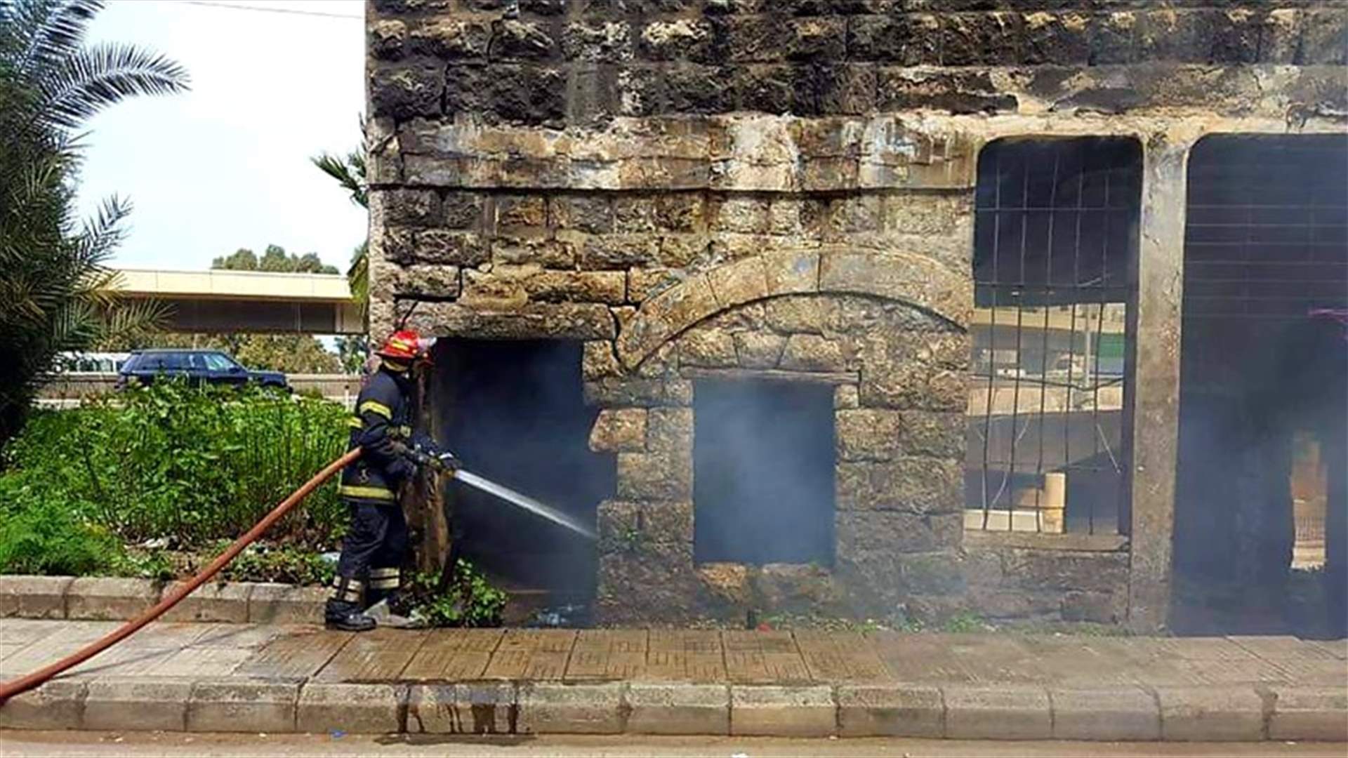 اخماد حريق في داخل منزل مهجور في زوق مصبح