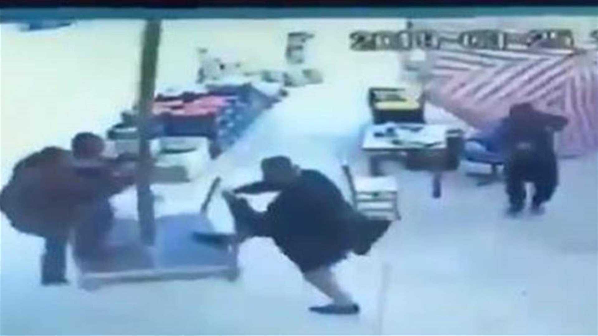 فيديو لرجل يطير في السماء بسبب العاصفة القوية التي ضربت تركيا