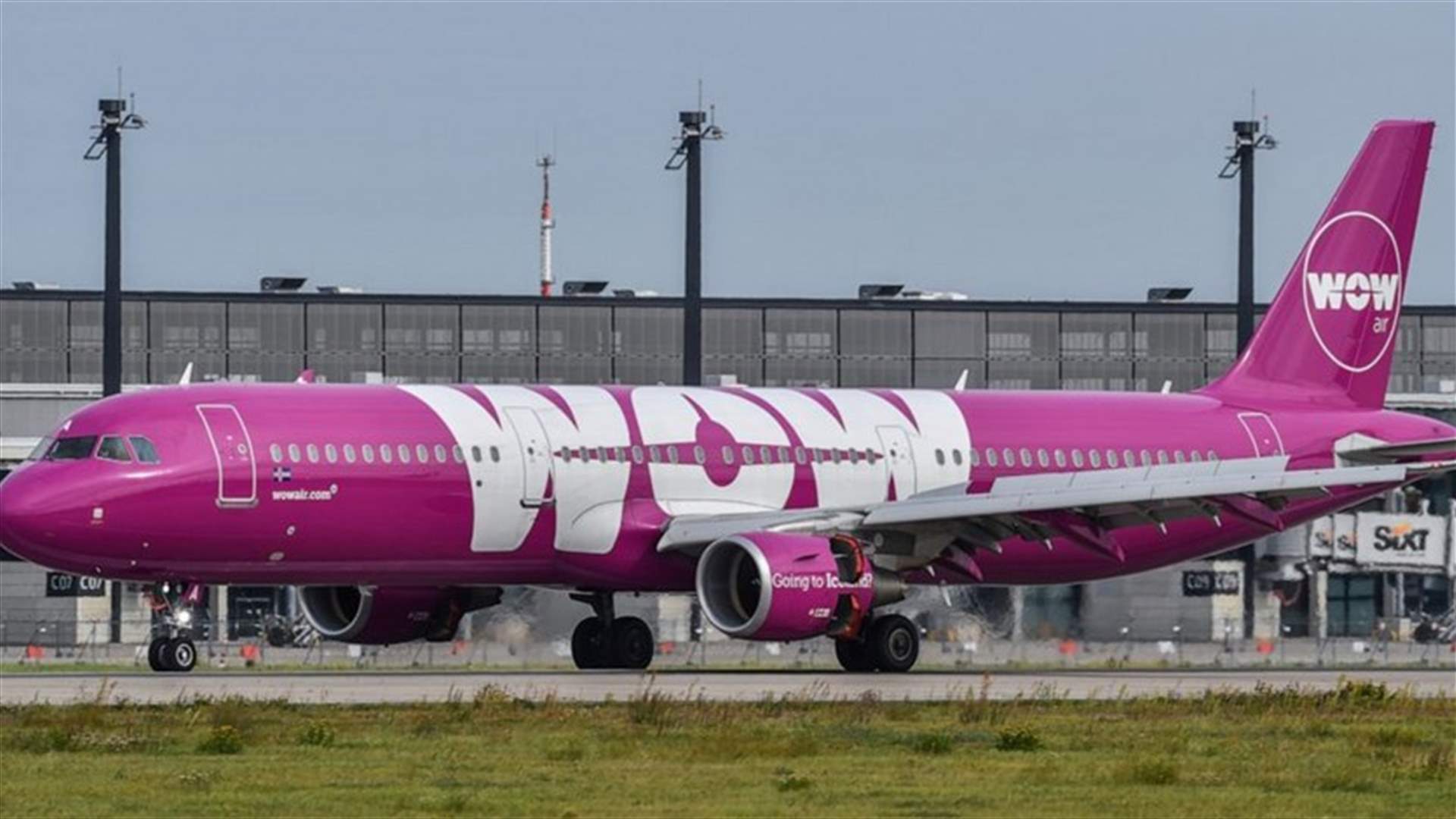 Passengers stranded after Iceland's WOW air collapses