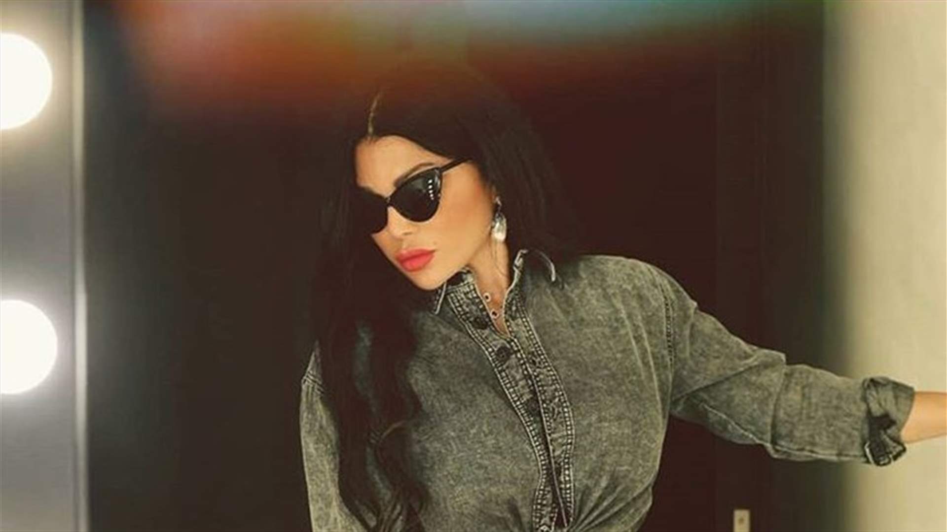 هيفاء وهبي تردّ على معجبة إحدى الفنانات: "فرجينا شو هتعملك"