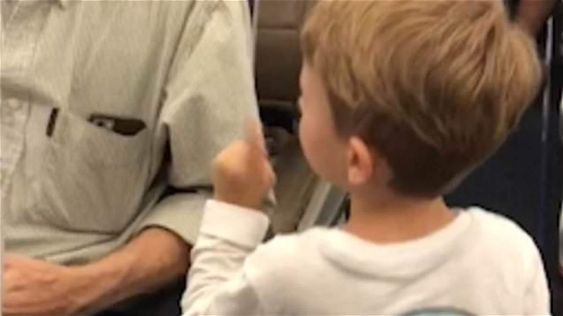 طفل خطف قلوب رواد الانترنت... شاهدوا كيف "كوّن صداقات جديدة" على متن الطائرة! (فيديو)