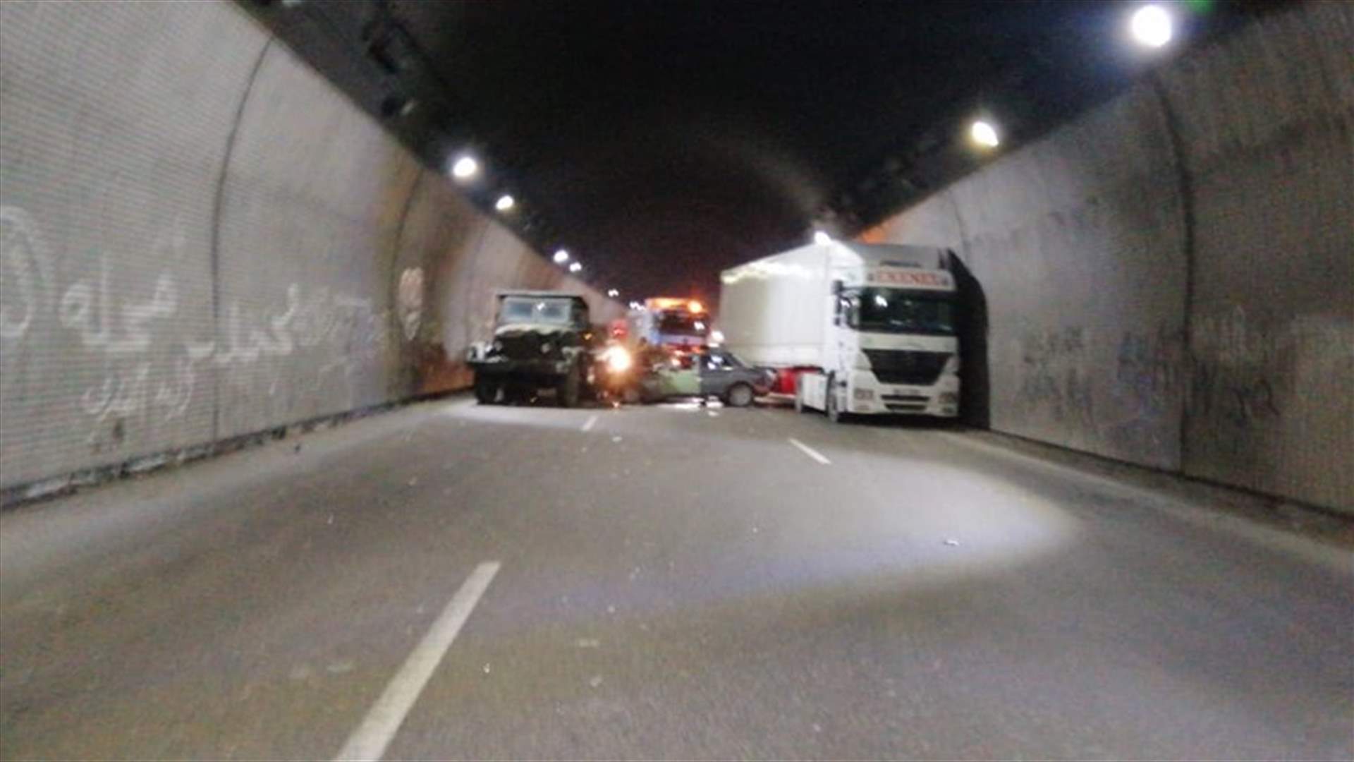 حادث سير داخل نفق شكا... وزحمة سير خانقة ( صوَر)