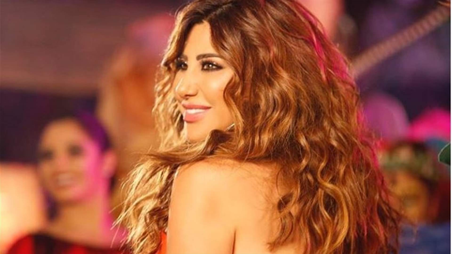 استقبال مهيب لنجوى كرم من السعوديين قبل حفلها الأول في المملكة (فيديو)