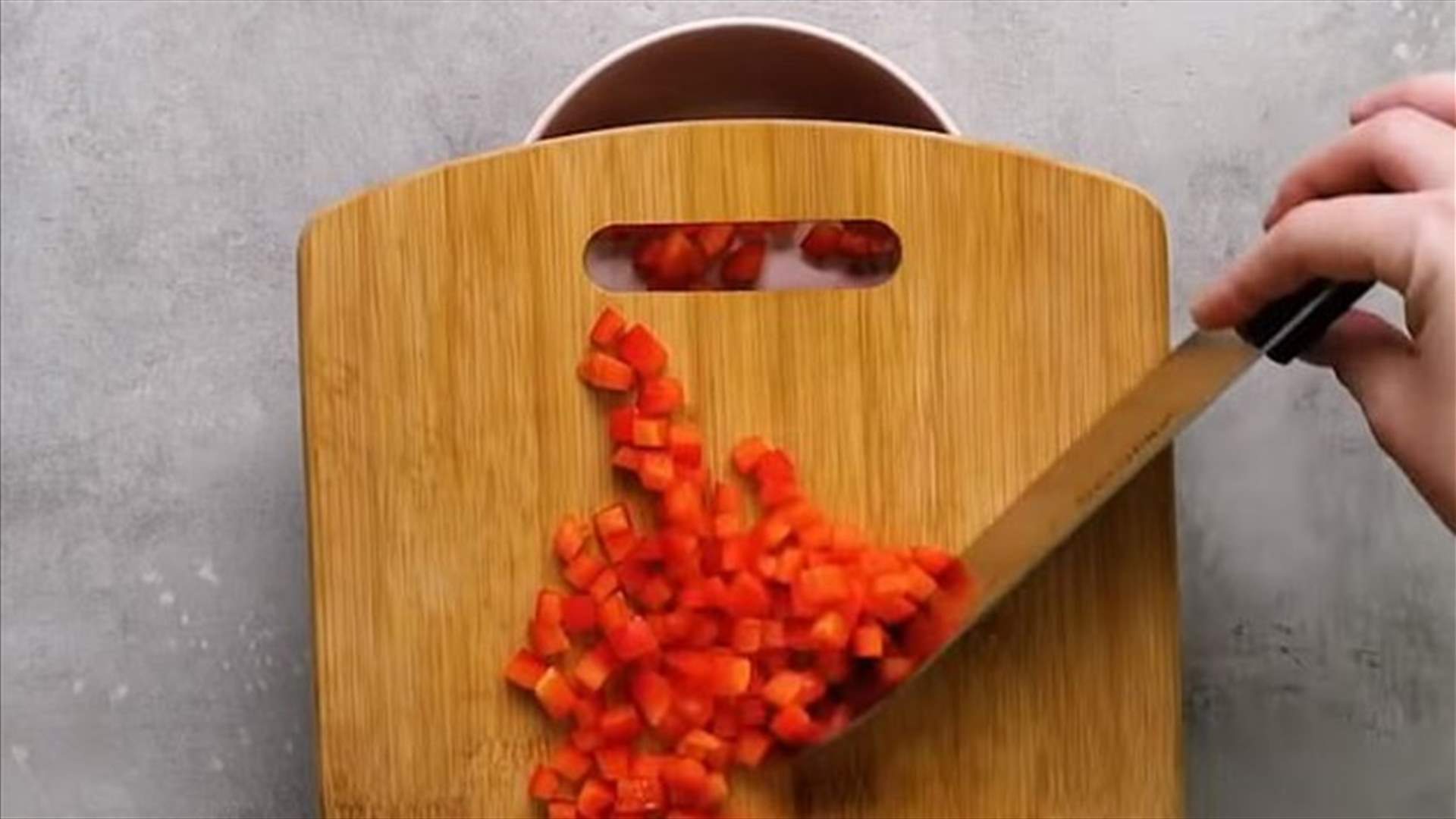 طريقة "سريّة" لتقطيع الطماطم تحيّر رواد الإنترنت (صور)