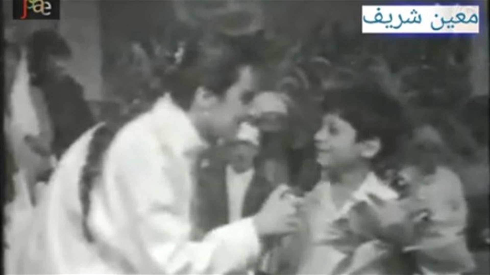 معين شريف بعمر 9 سنوات في فيديو نادر.. إكتشف صوته الجميل بسبب المرض!
