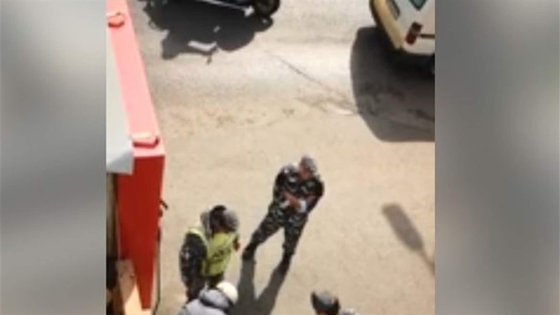 ما حقيقة قيام عناصر قوى الامن بركل سائق دراجة في عمر بيهم؟ (فيديو)