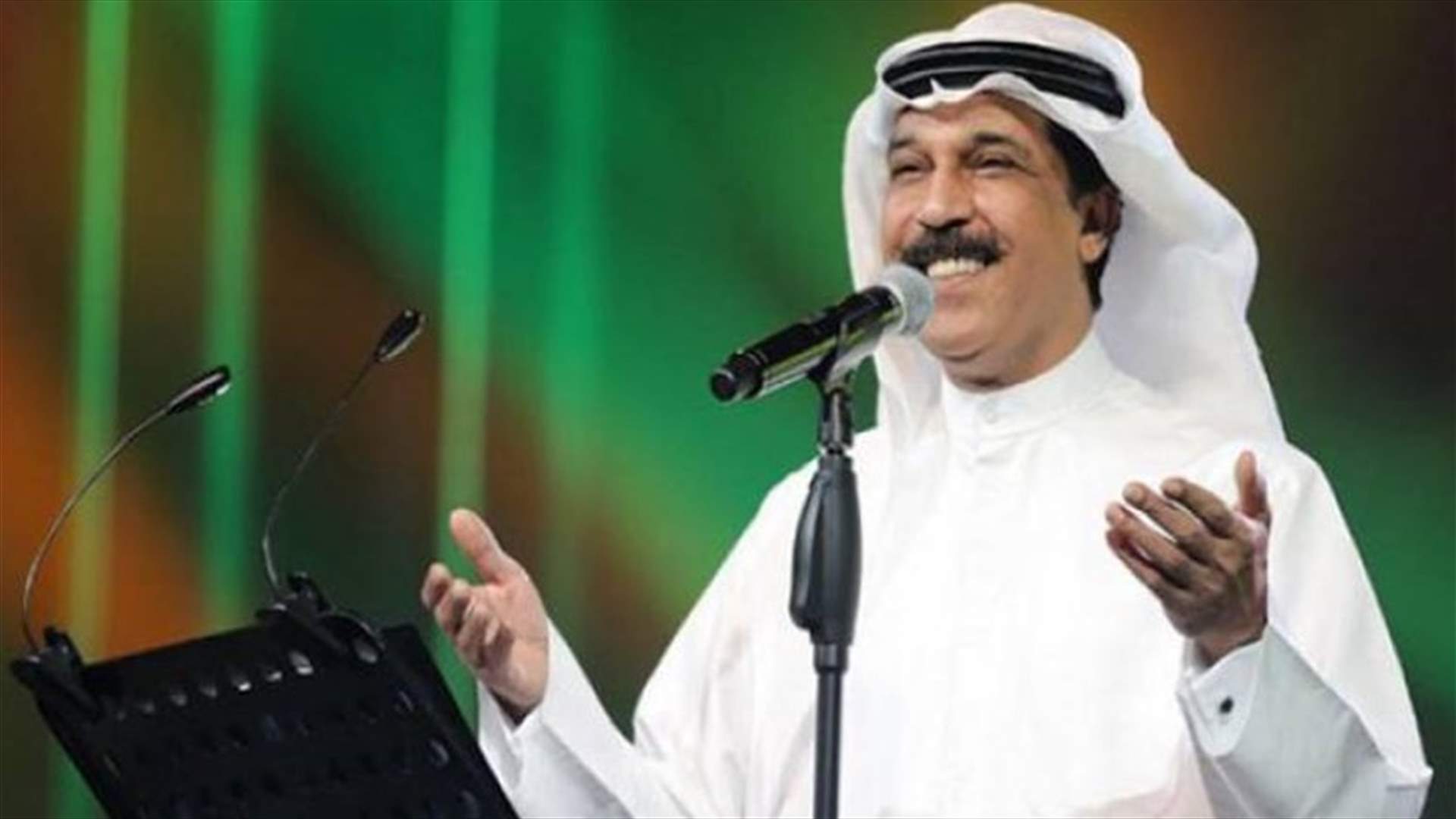 الفنان عبدالله الرويشد يسقط على المسرح (فيديو)