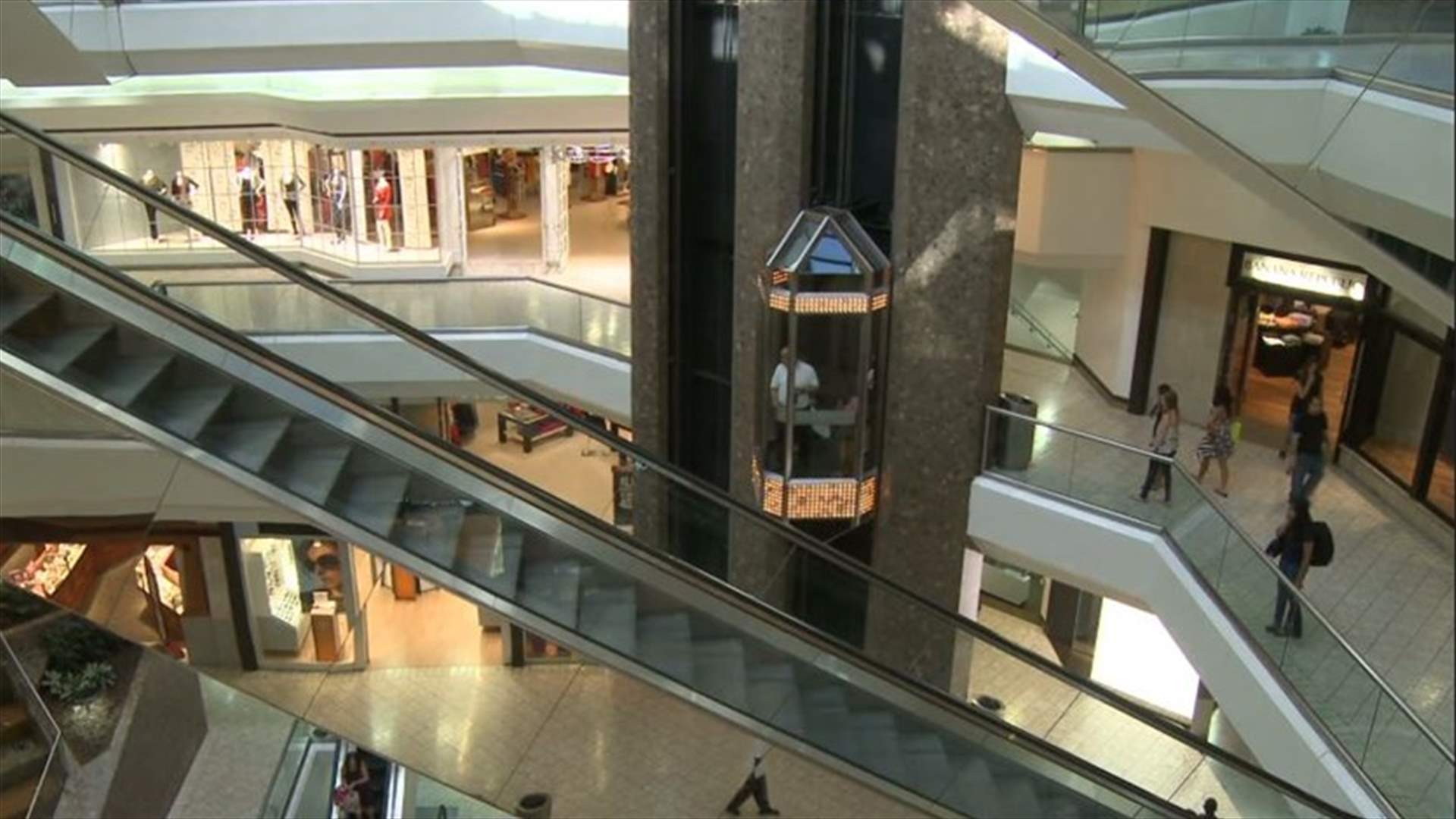 شجار عنيف بين شبان وأحد عناصر الأمن في مجمّع تجاري شهير... (فيديو)