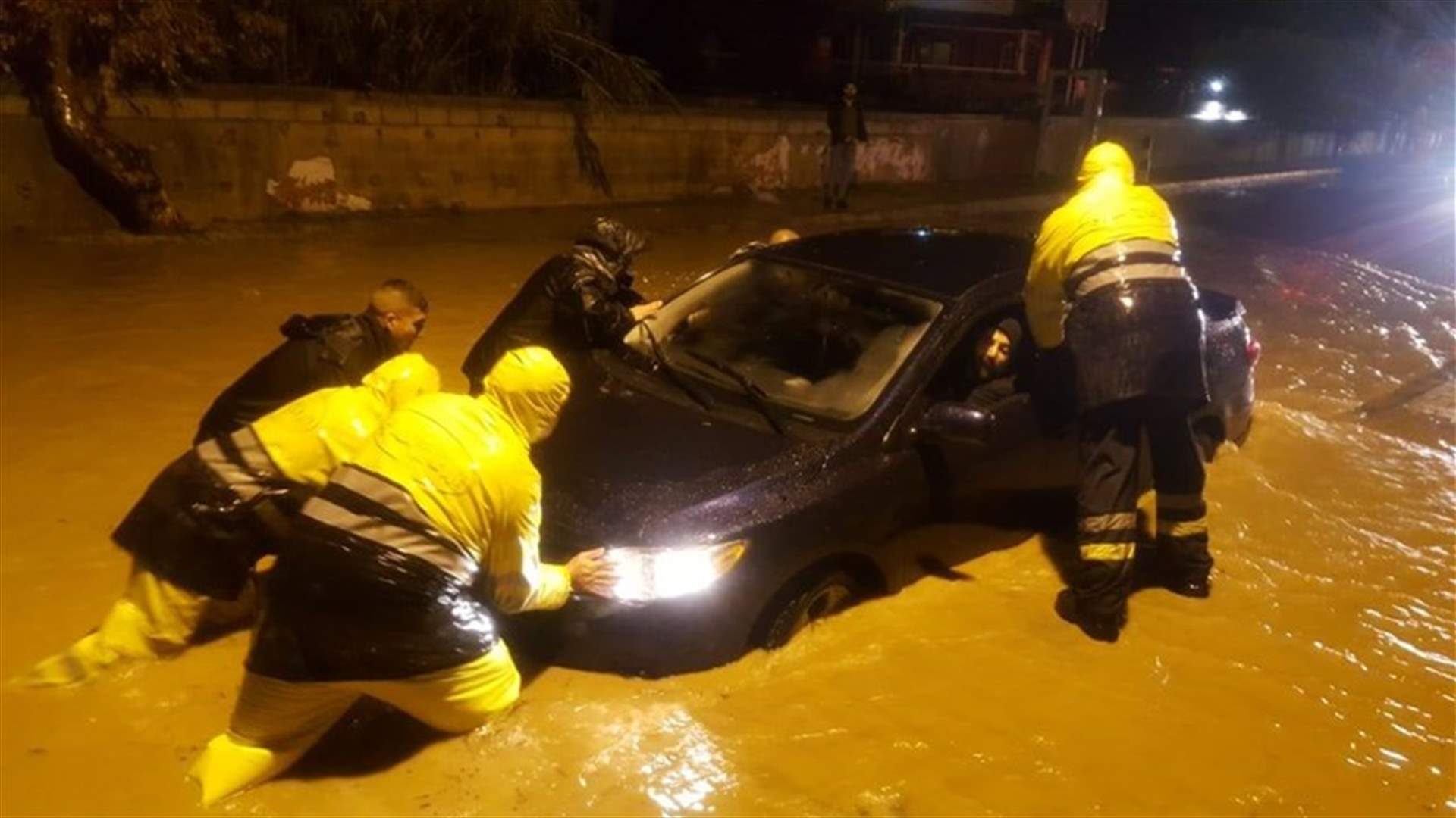 علقوا داخل سياراتهم بسبب السيول في المعاملتين... والدفاع المدني أنقذهم (صور)