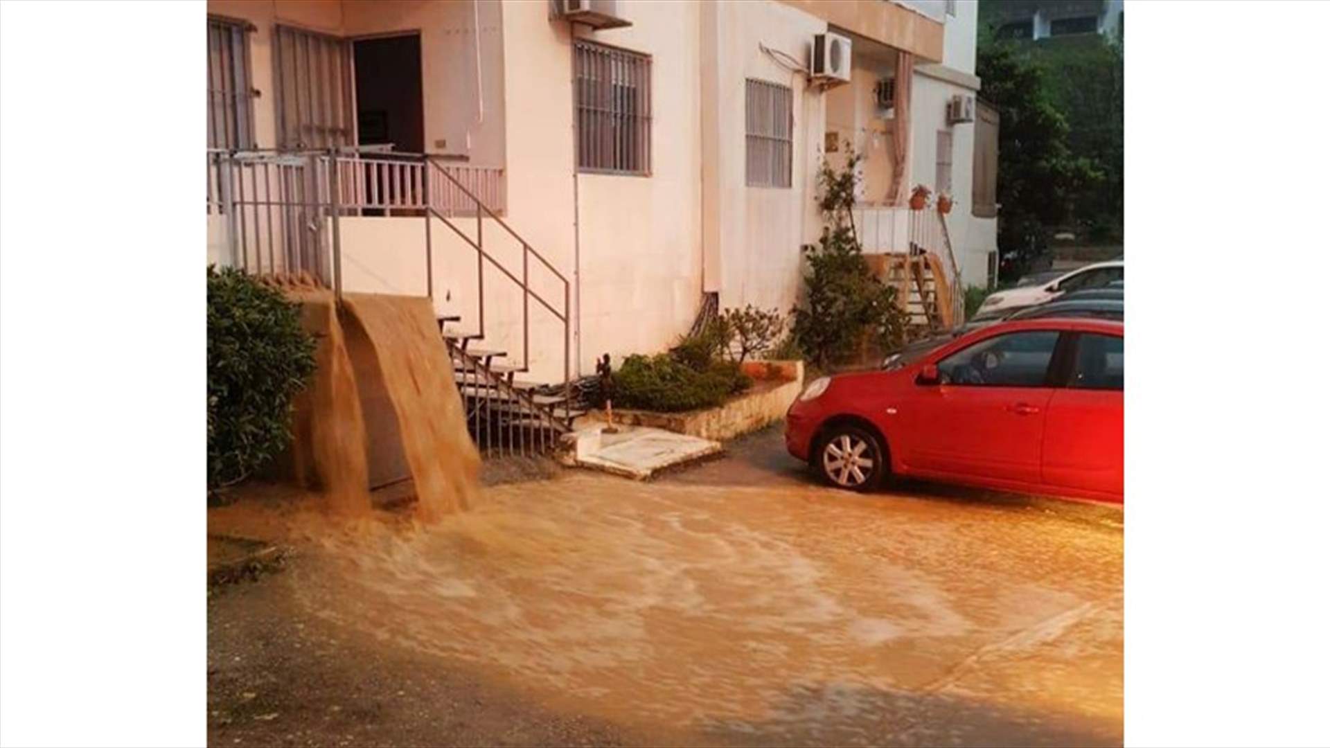 المياه تجتاح 3 شقق في أدما... وسقوط جريحة