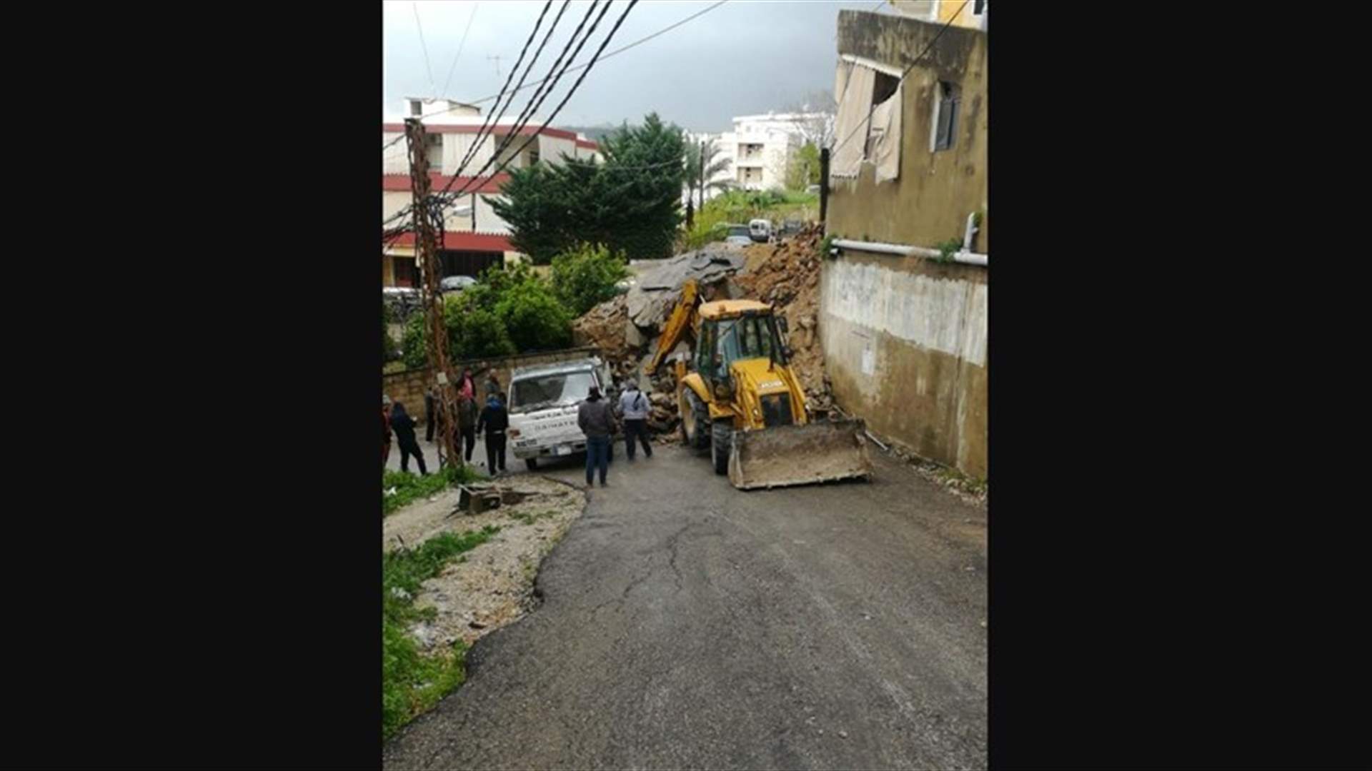 انهيار حائط دعم في حارة صيدا يتسبب بقطع الطريق (صورة)