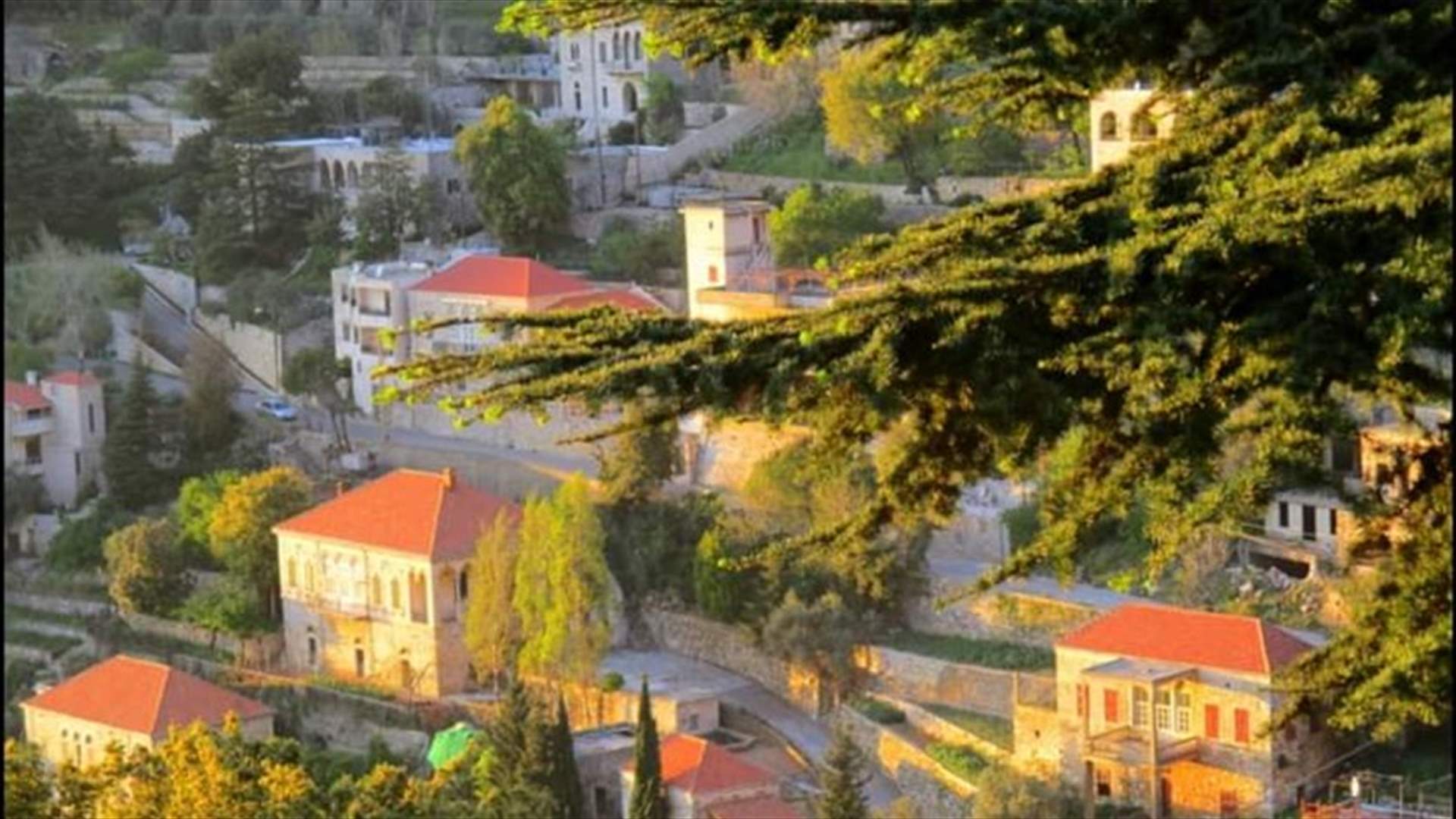 إنهيار صخري في بلدة دلبتا الكسروانية ادى الى قطع الطريق العام