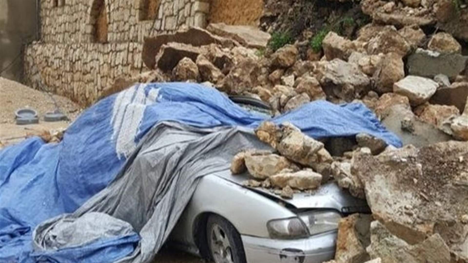 انهيار حائط في الأبراج - صور... وتحطم سيارة