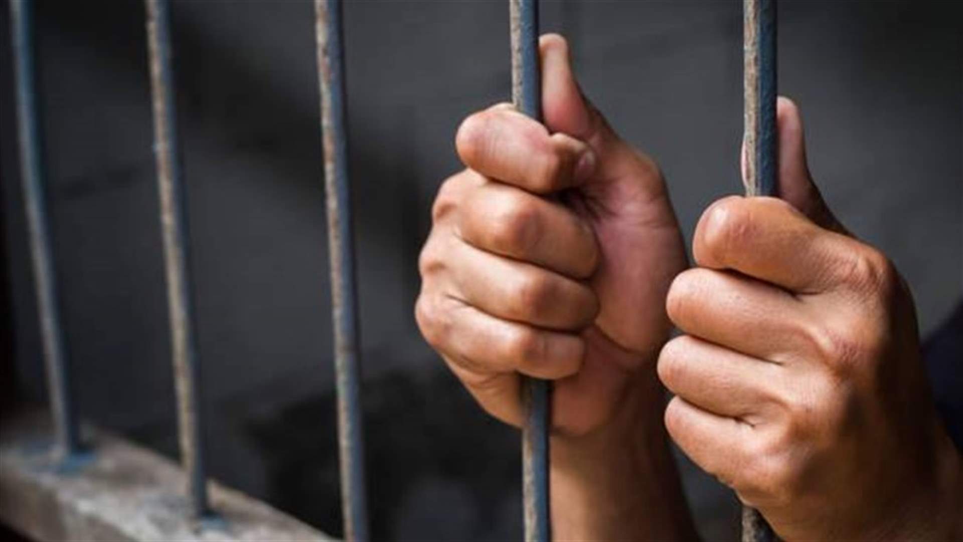 توقيف شخصين بحقهما خلاصات حكم بجرائم مختلفة