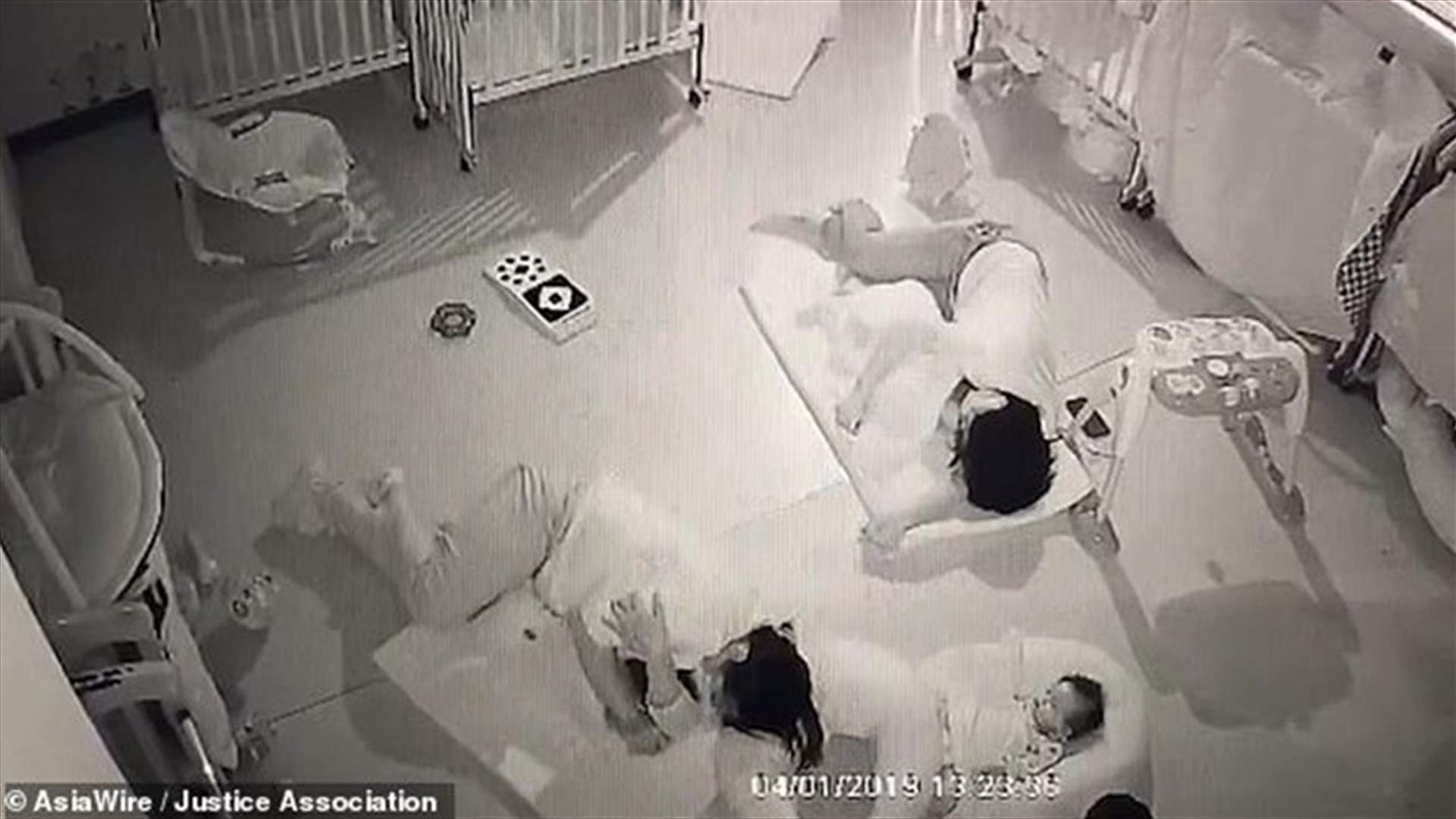 مربية خنقت طفلاً... استلقت عليه في الحضانة! (فيديو)