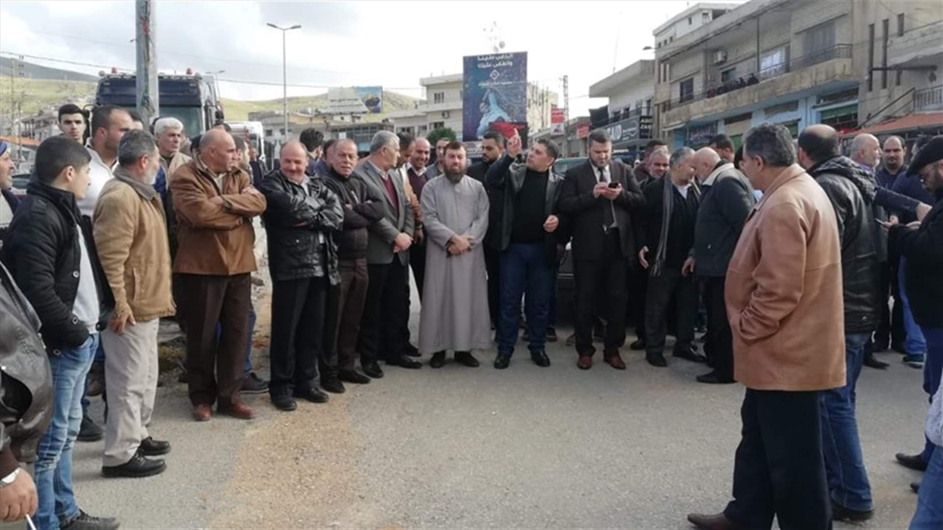 قطع طريق المصنع بالاتجاهين احتجاجا على عمليات الخطف والسلب