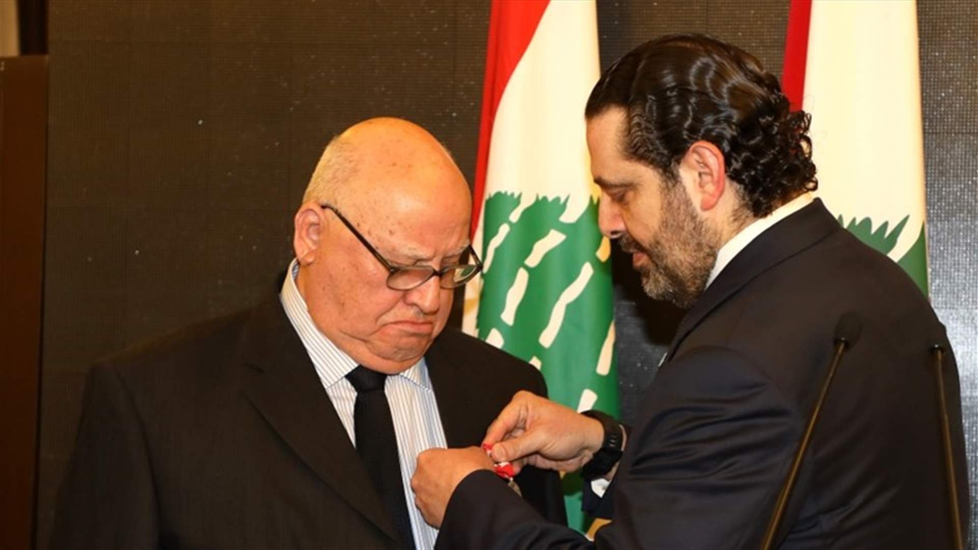 الحريري يكرّم رئيس بلدية صيدا... ويقلده باسم الرئيس عون وسام الاستحقاق الوطني-الدرجة الفضية