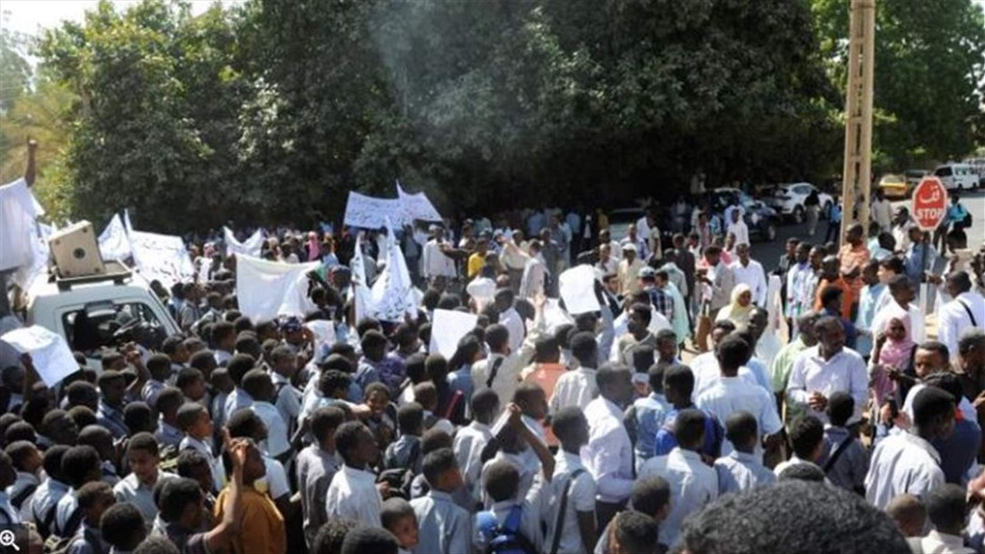 الشرطة السودانية تطلق الغاز المسيل للدموع لتفريق متظاهرين في الخرطوم