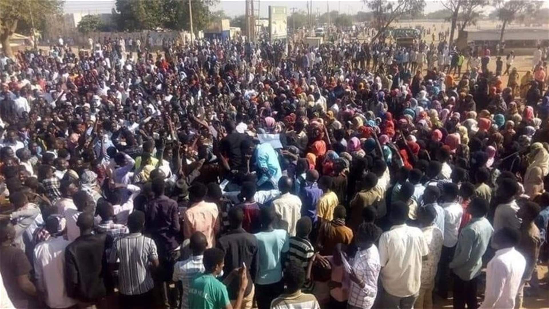 آلاف السودانيين يسيرون باتجاه وزارة الدفاع ومقر إقامة البشير
