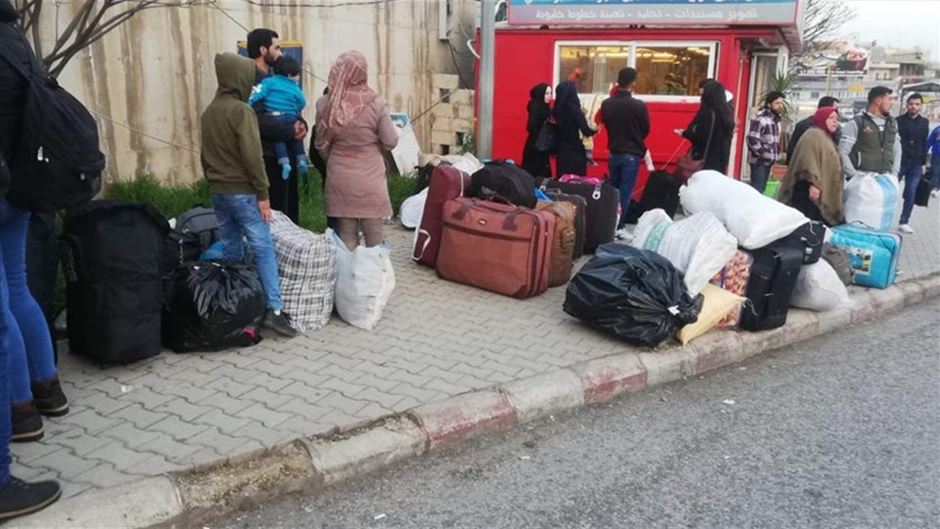دفعة جديدة من النازحين السوريين تغادر لبنان (صور)