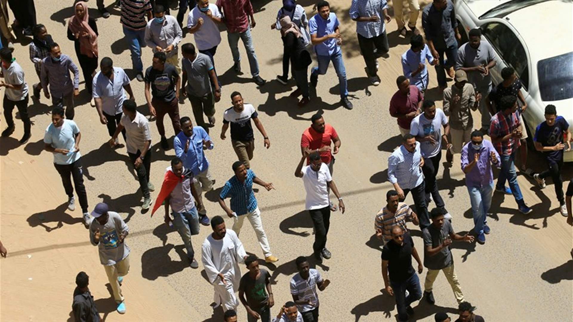 قوات الأمن السودانية تحاول فض اعتصام أمام وزارة الدفاع
