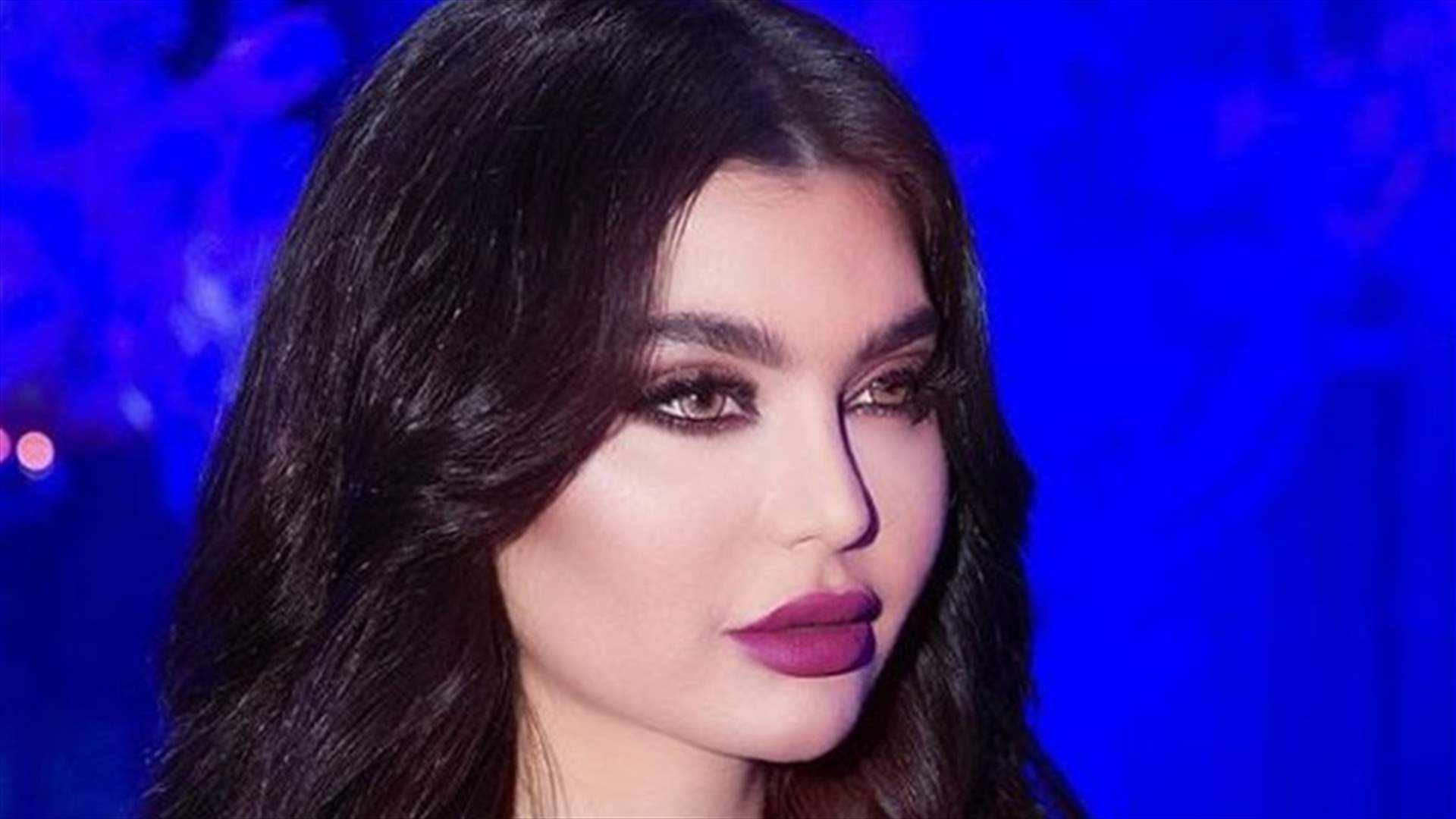 قمر تشعل إنستغرام  بتنورة "الميني جوب" (فيديو)